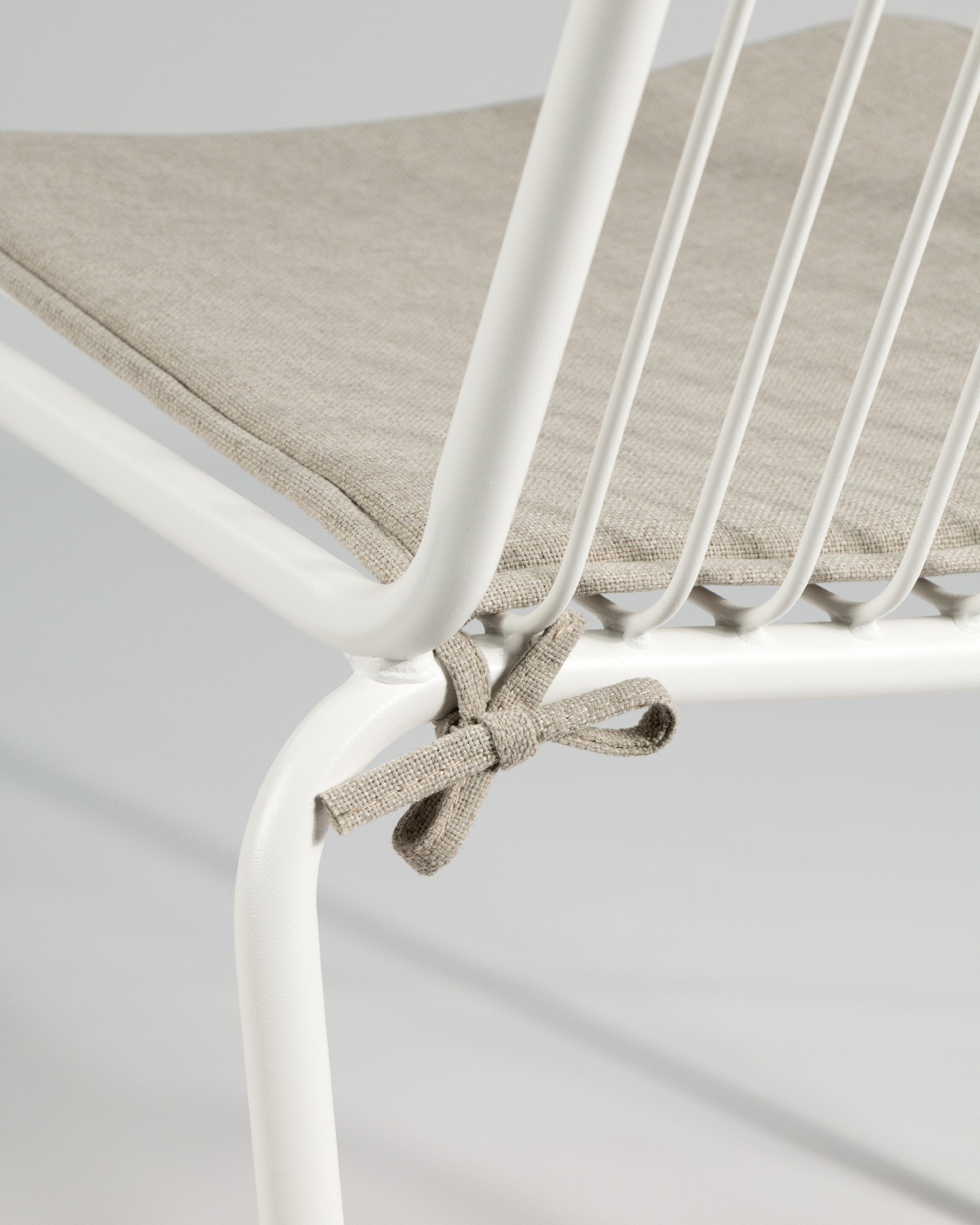 Chaise Aloha en métal blanc avec coussin