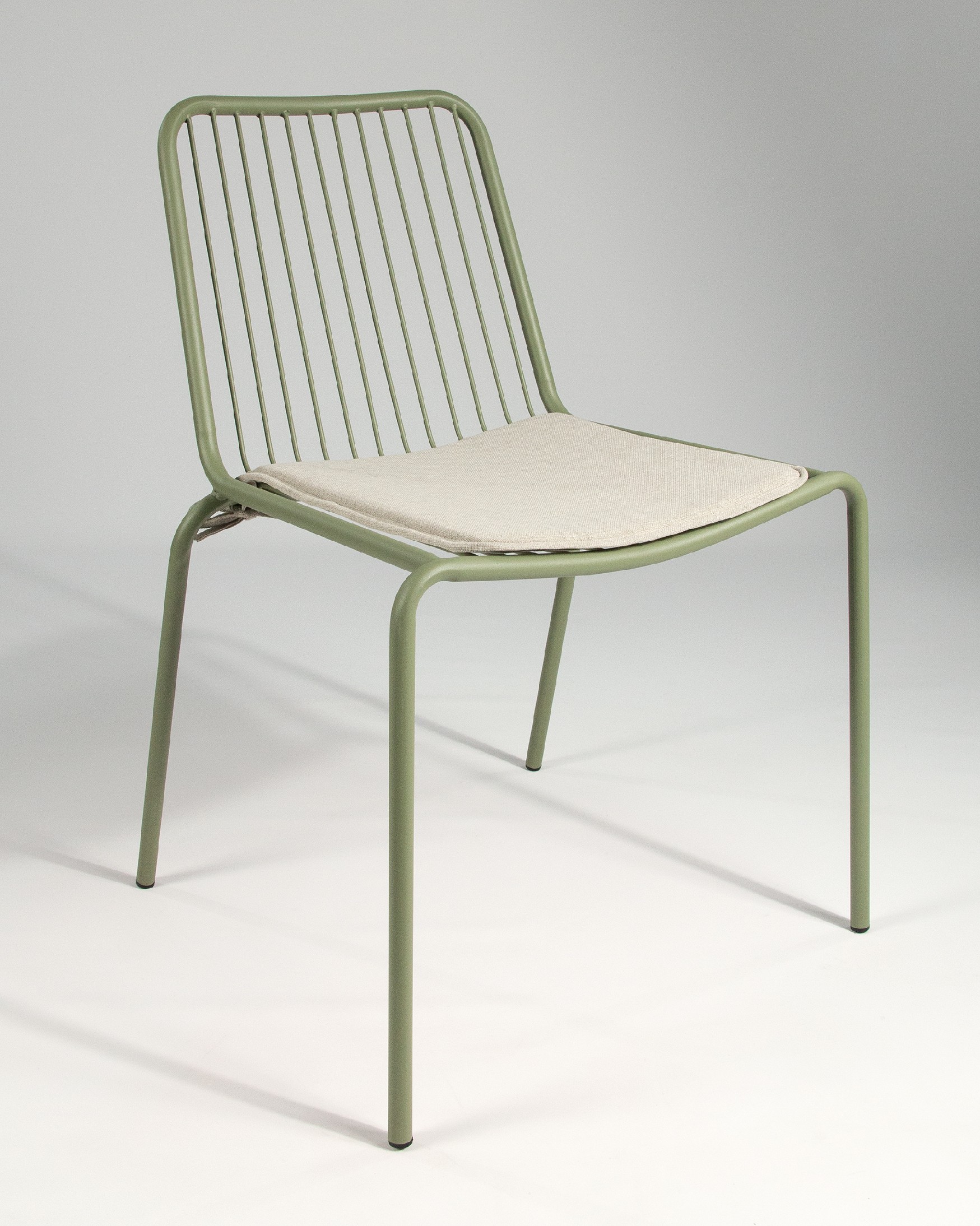 Chaise Aloha en métal vert craie avec coussin