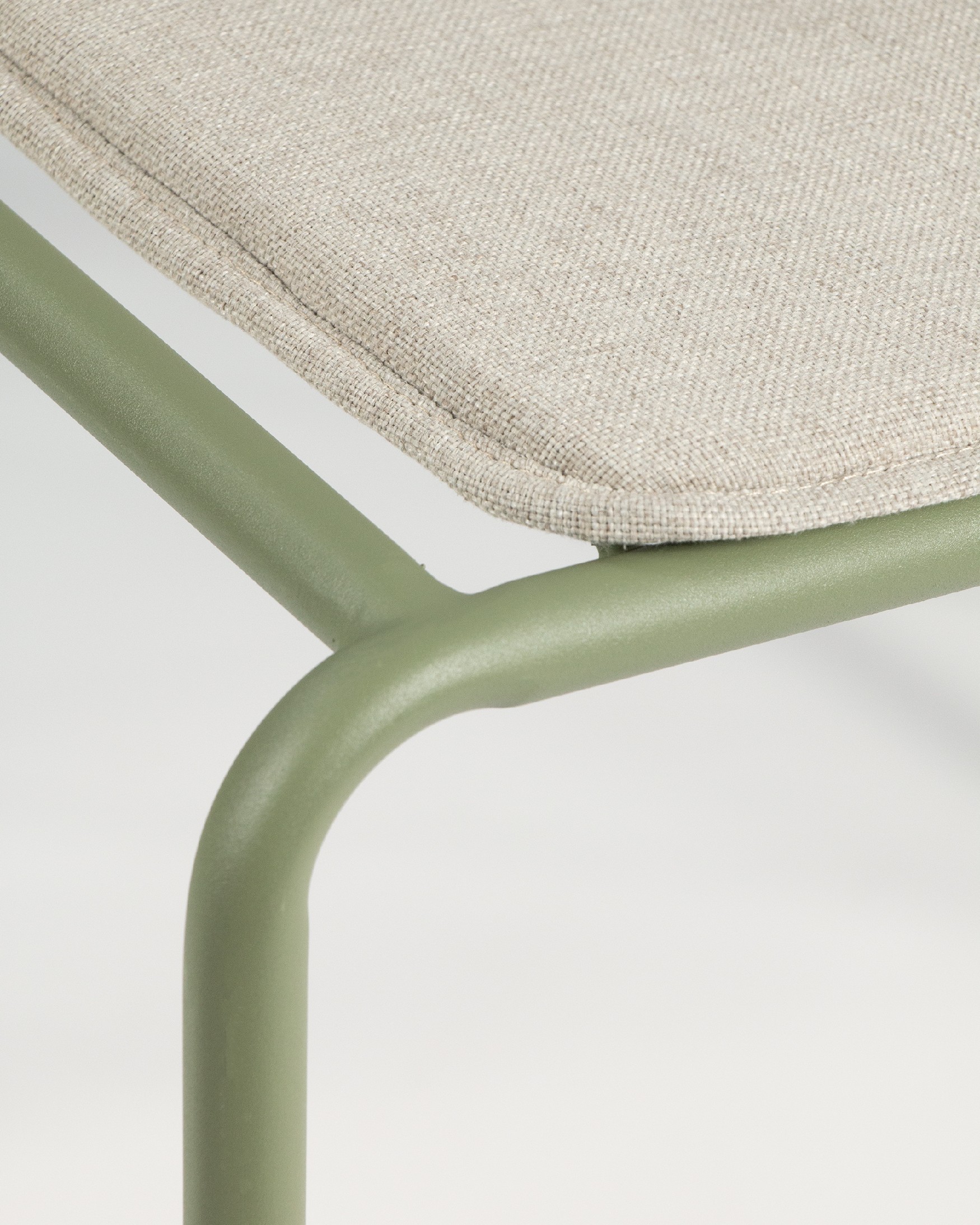 Chaise Aloha en métal vert craie avec coussin