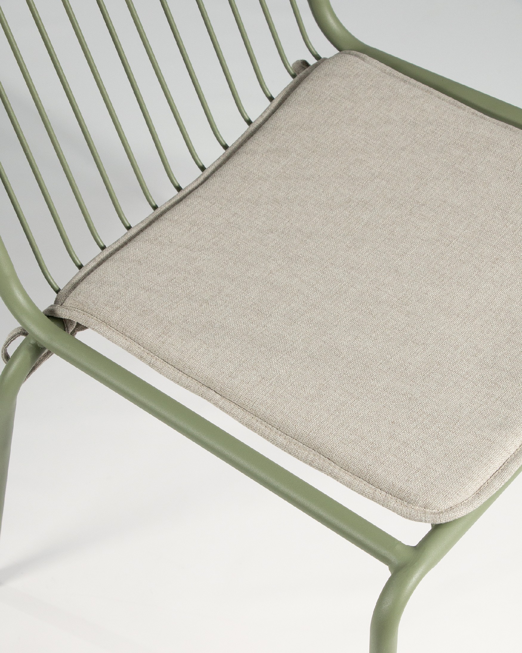 Chaise Aloha en métal vert craie avec coussin