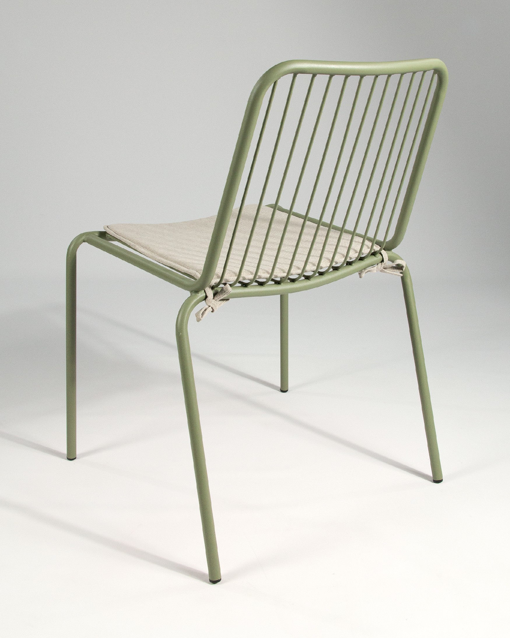 Chaise Aloha en métal vert craie avec coussin
