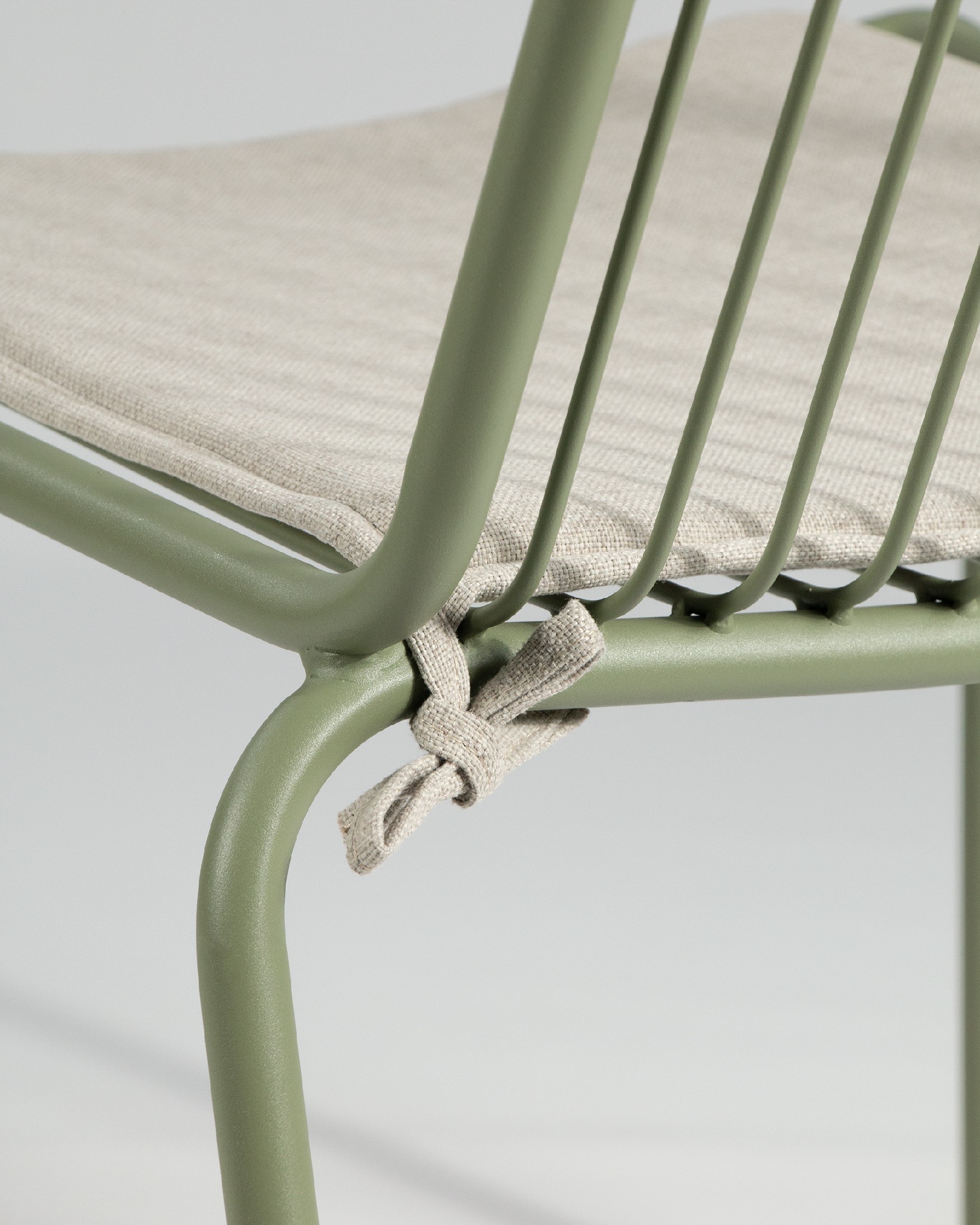 Chaise Aloha en métal vert craie avec coussin