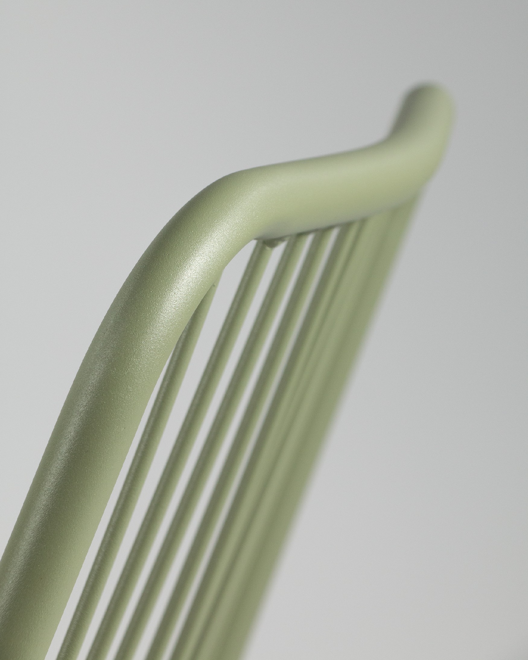 Chaise Aloha en métal vert craie avec coussin