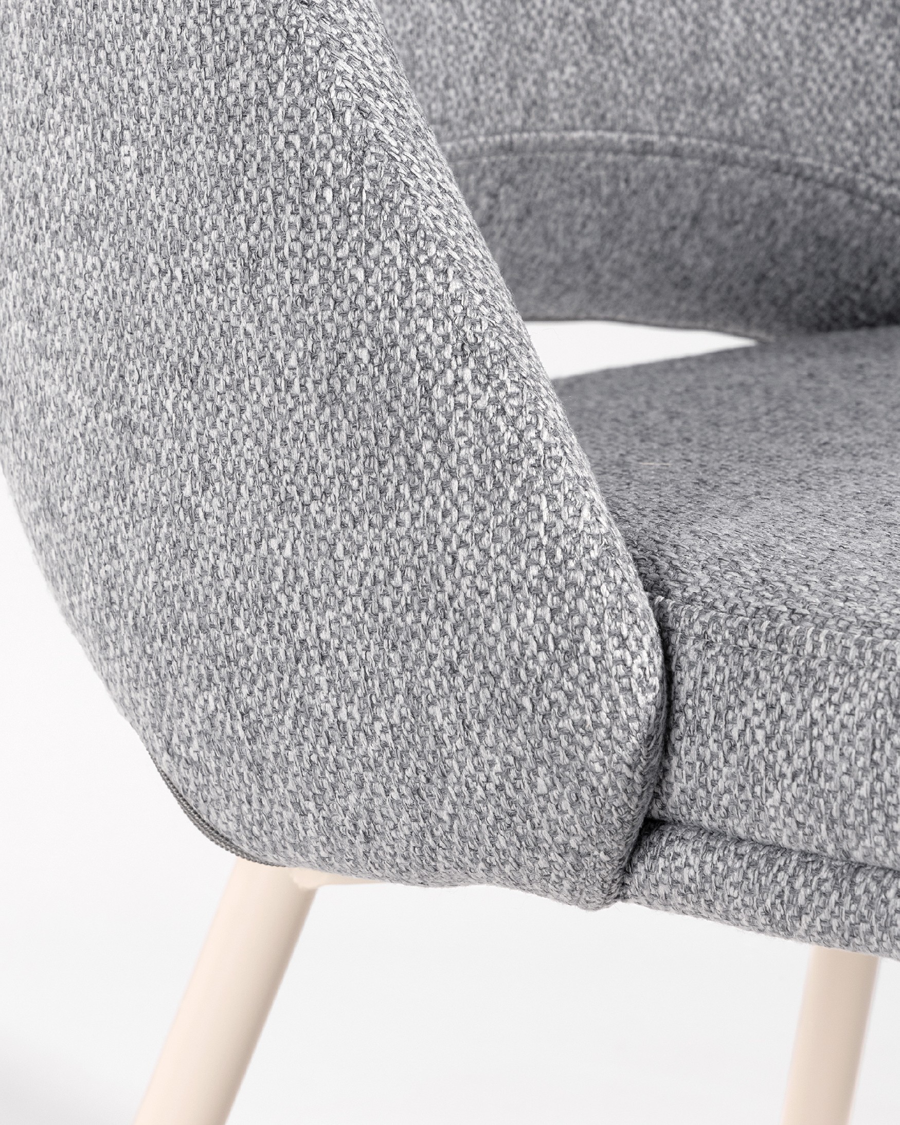 Chaise Aman avec tapisserie grise et pieds métalliques ivoire