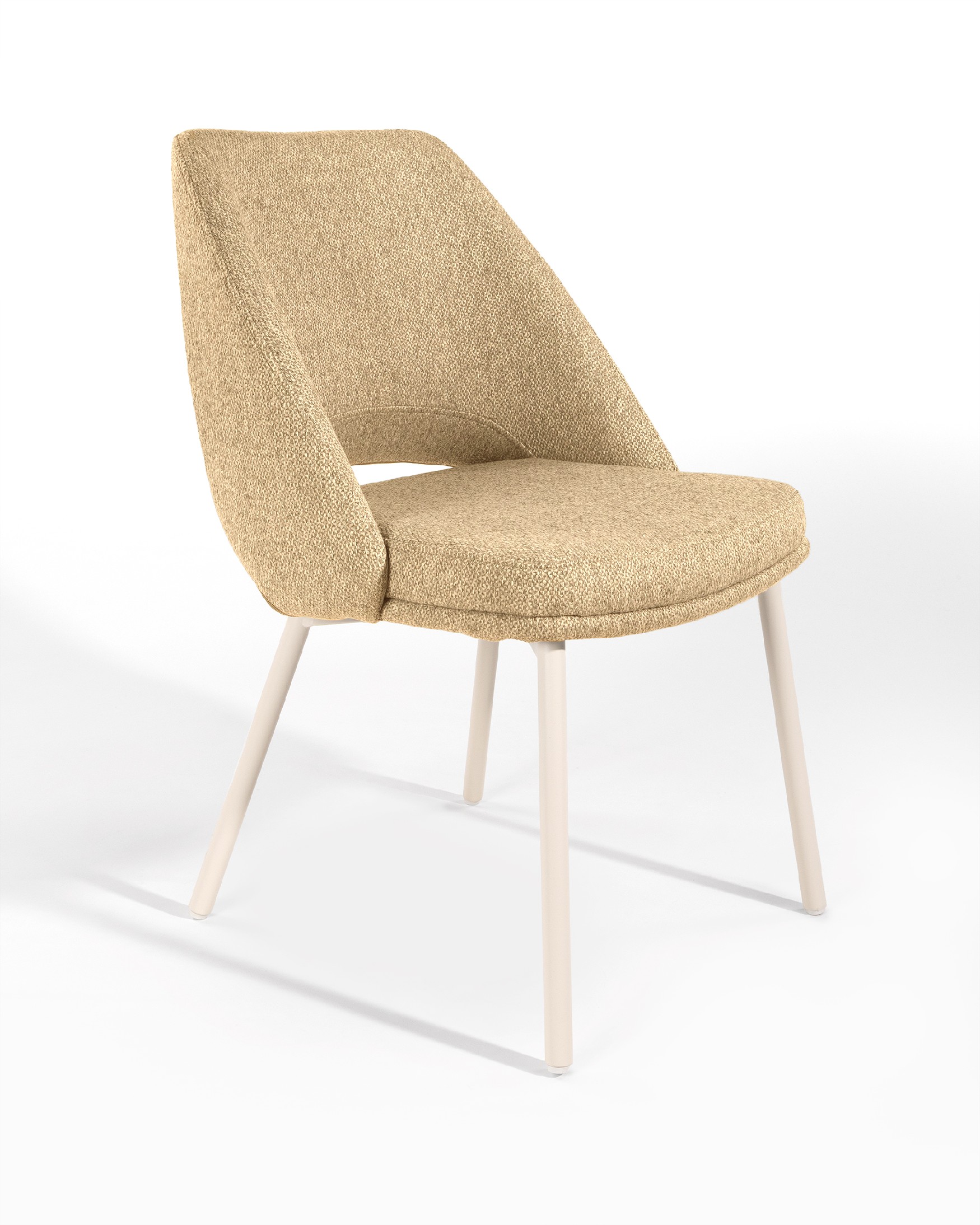 Chaise Aman avec un revêtement moutarde et des pieds métalliques ivoire