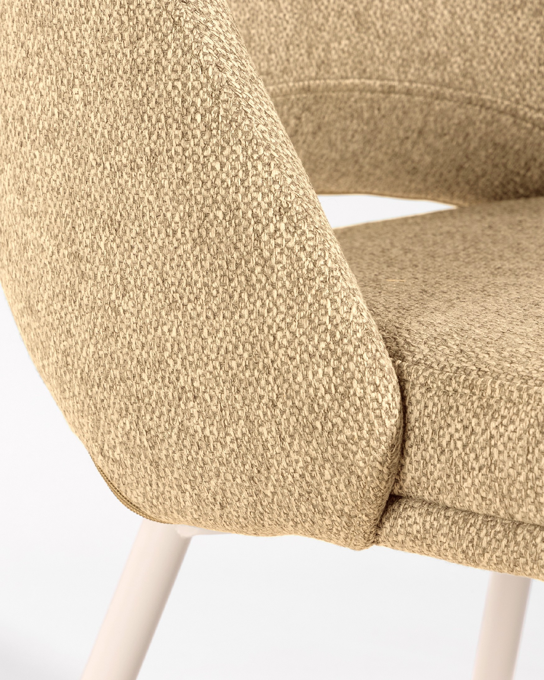 Chaise Aman avec un revêtement moutarde et des pieds métalliques ivoire