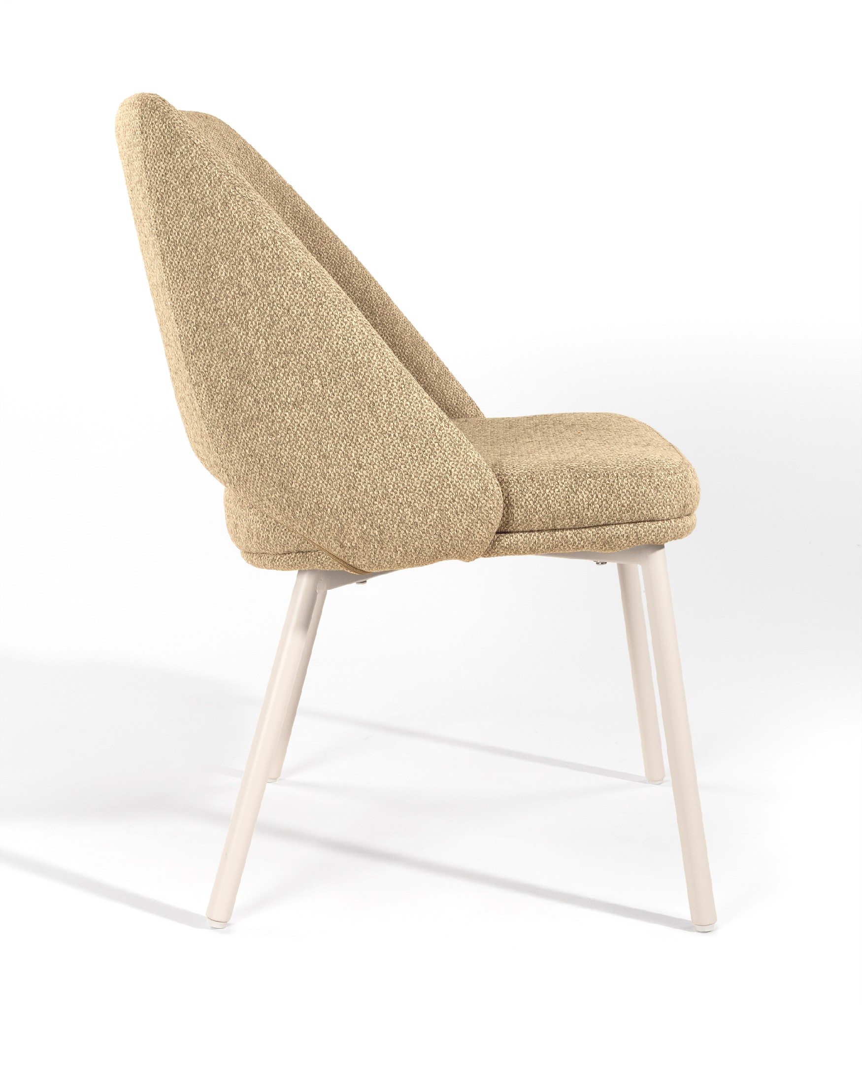 Chaise Aman avec un revêtement moutarde et des pieds métalliques ivoire