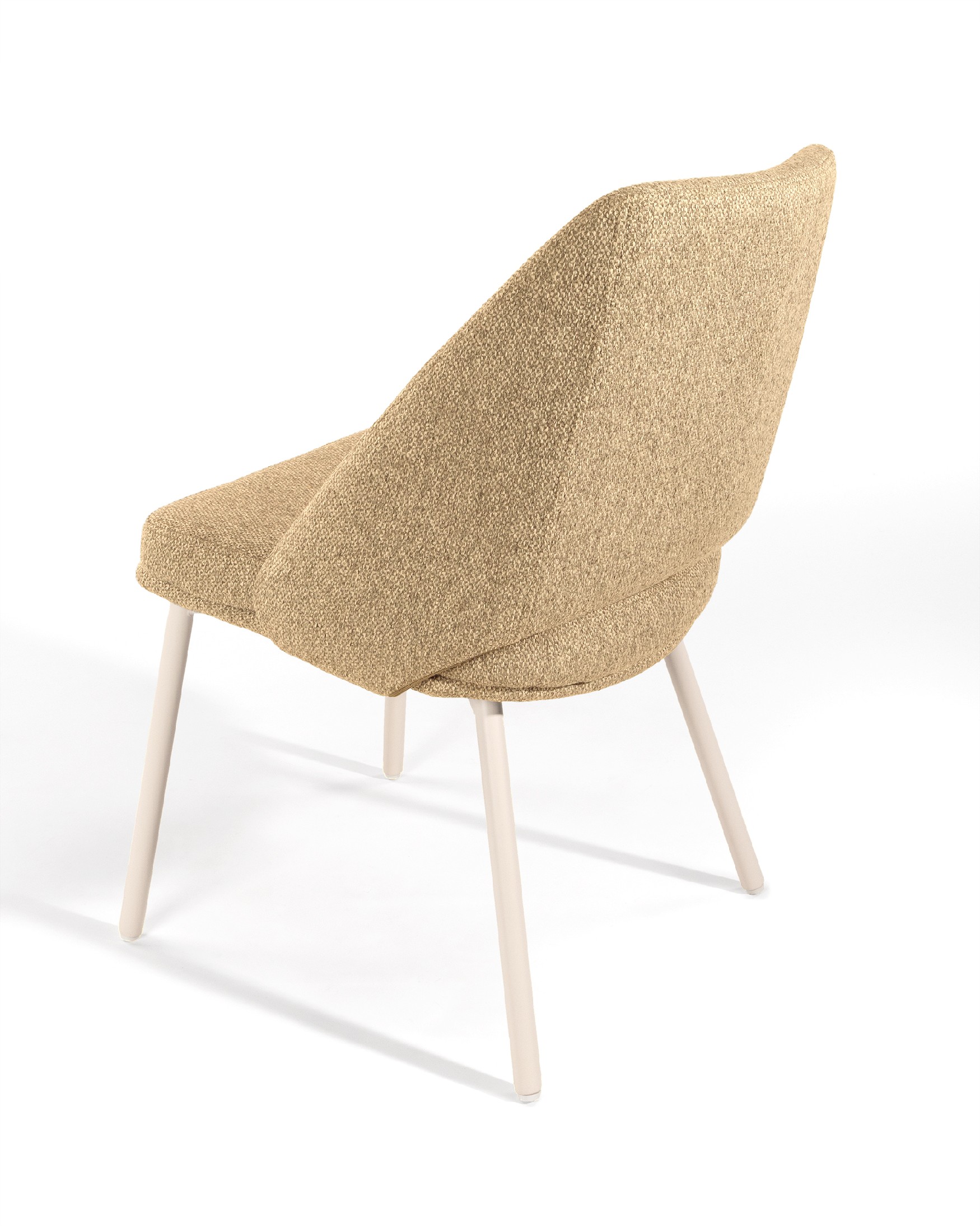 Chaise Aman avec un revêtement moutarde et des pieds métalliques ivoire