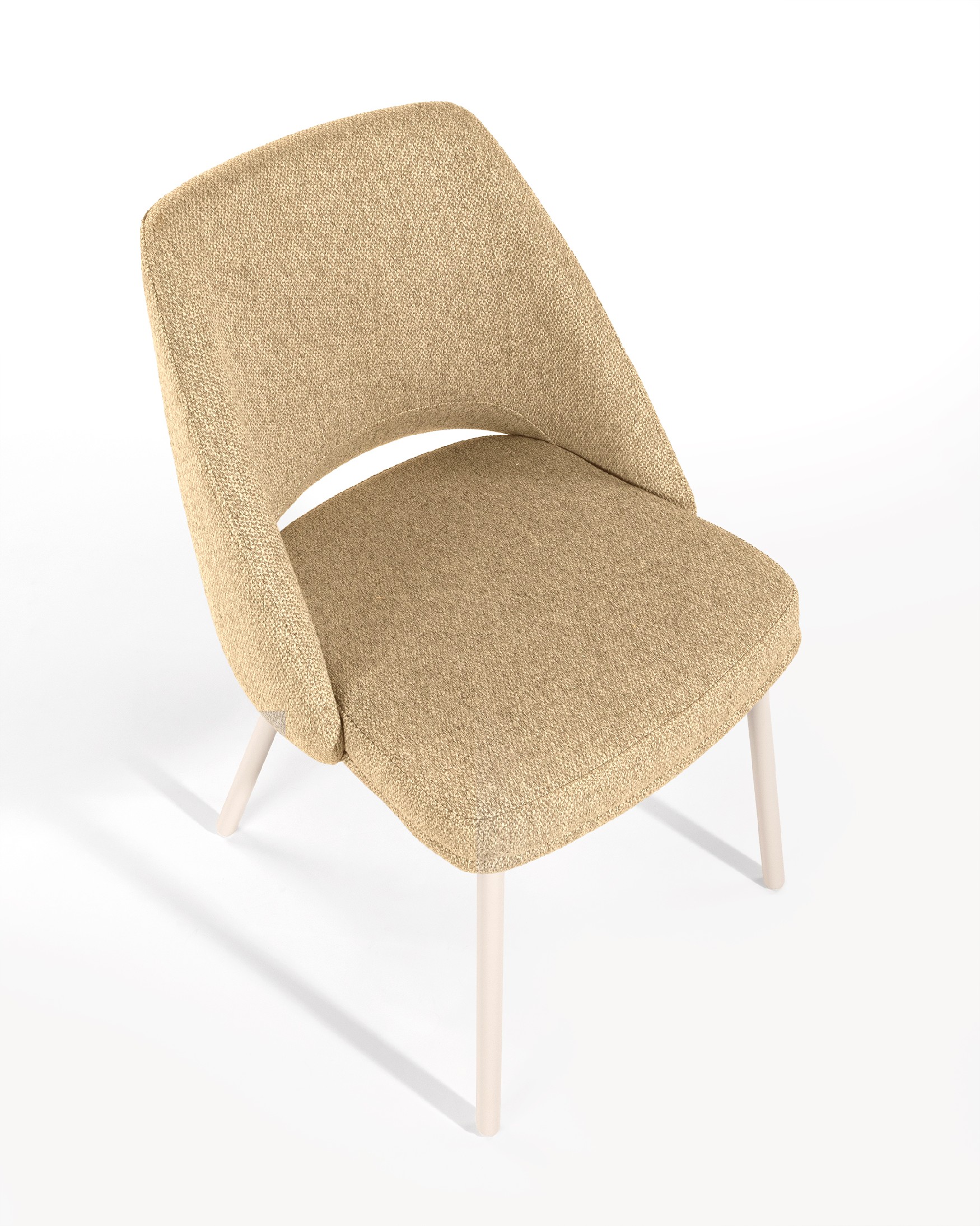 Chaise Aman avec un revêtement moutarde et des pieds métalliques ivoire
