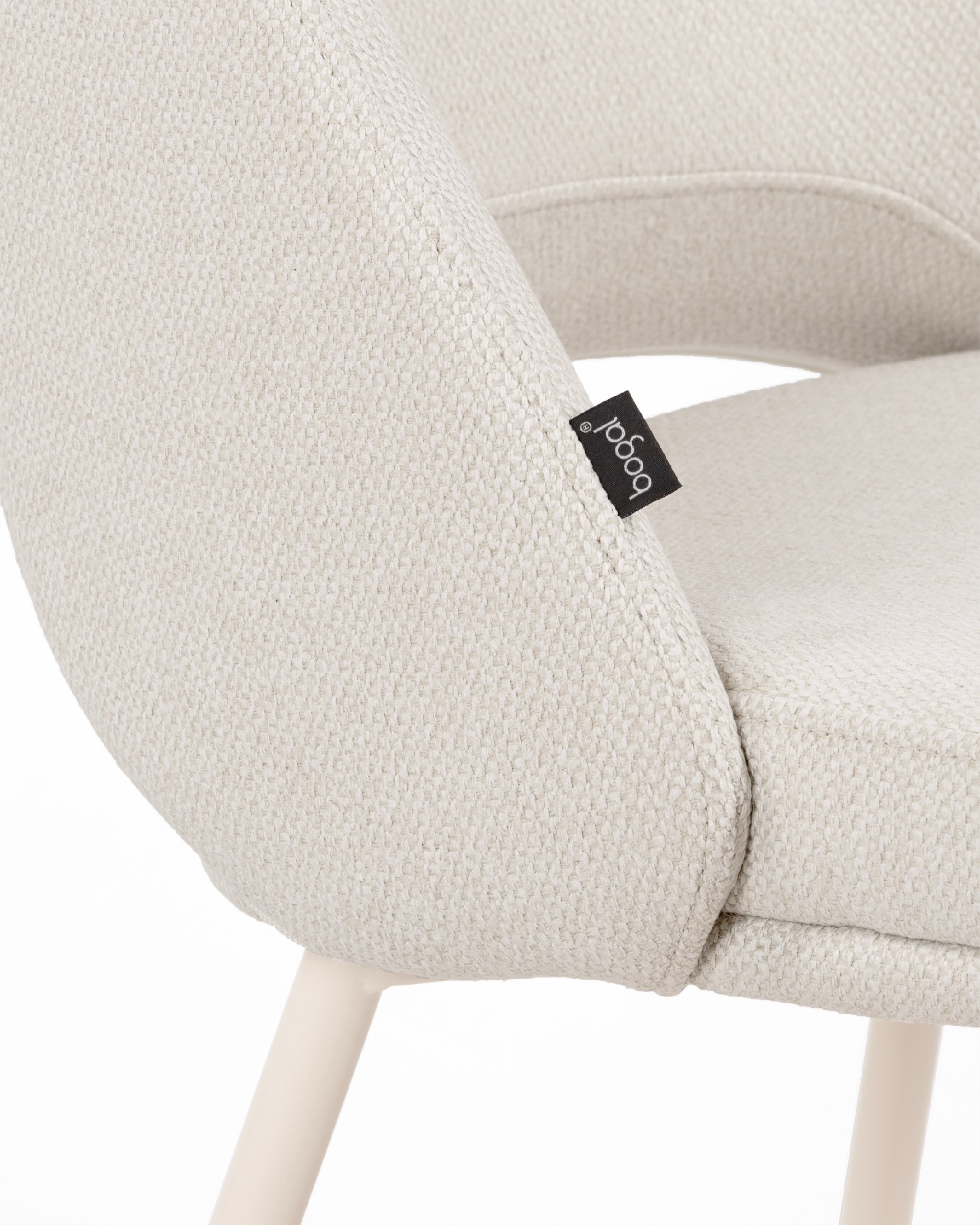 Chaise Aman avec rembourrage nacré et pieds métalliques ivoire