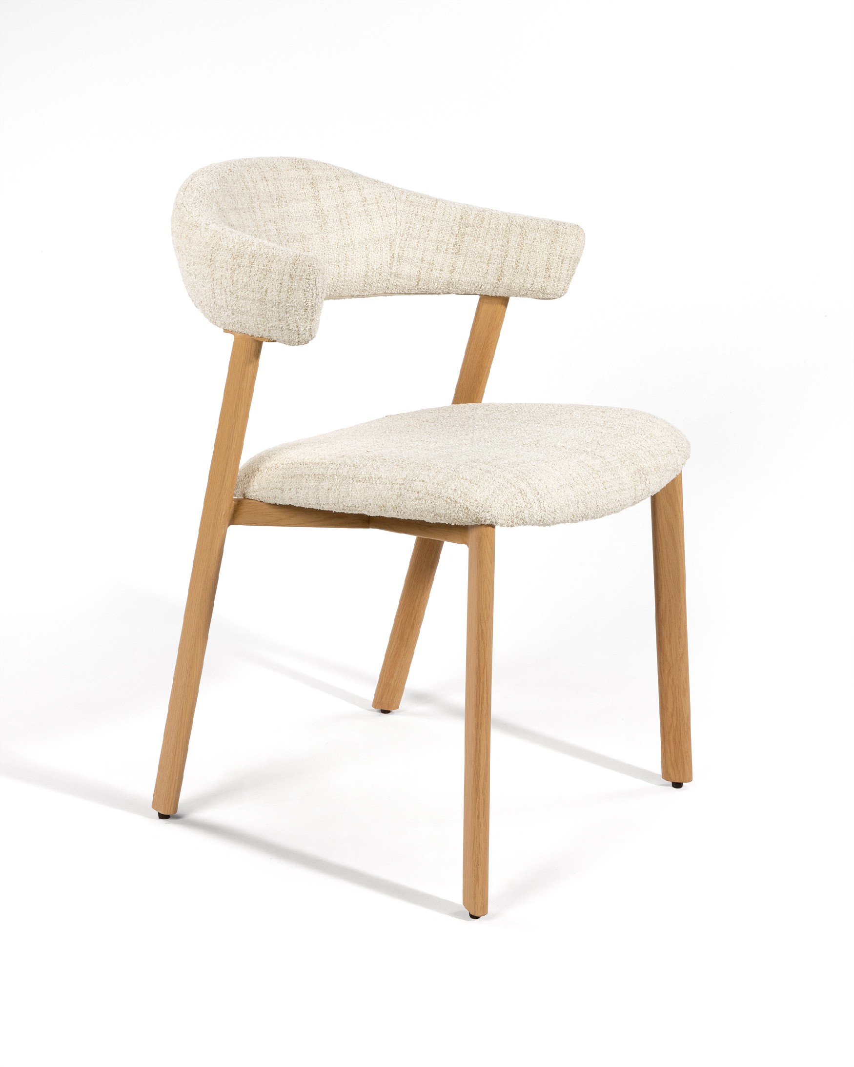 Arica chair with ivory upholstery and metal structure with wood finish