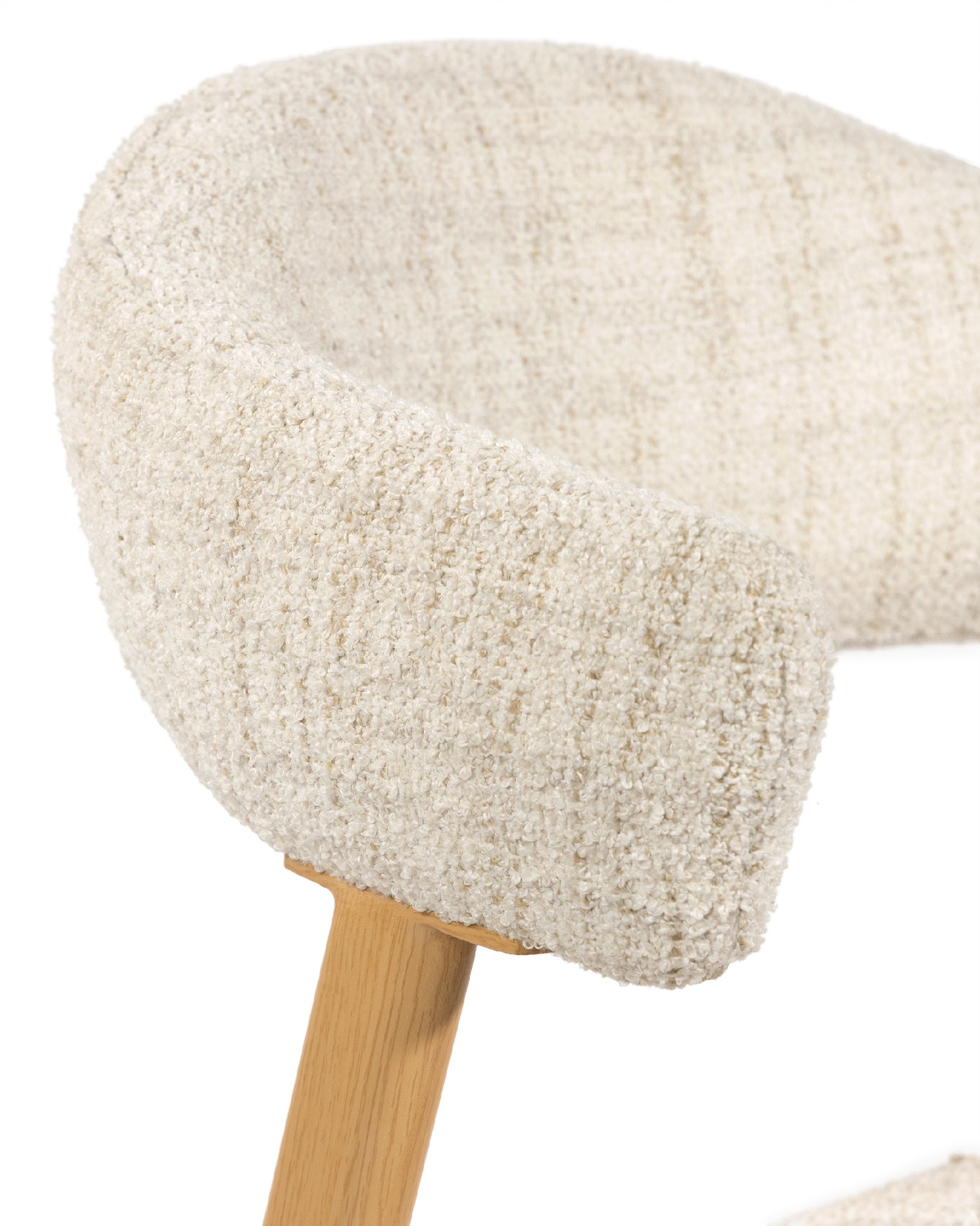 Arica chair with ivory upholstery and metal structure with wood finish