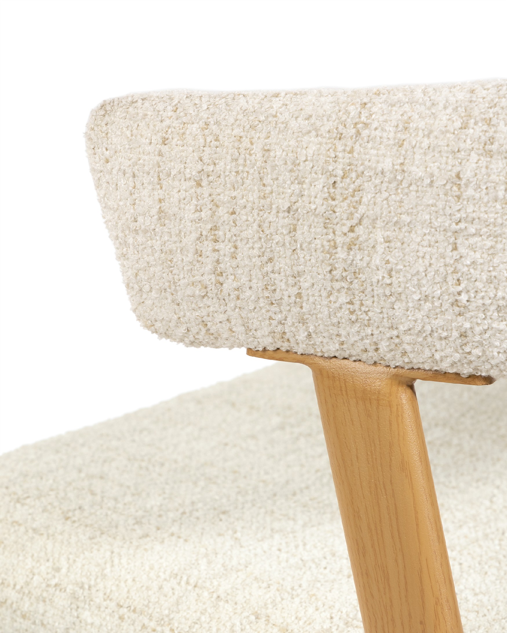 Arica chair with ivory upholstery and metal structure with wood finish
