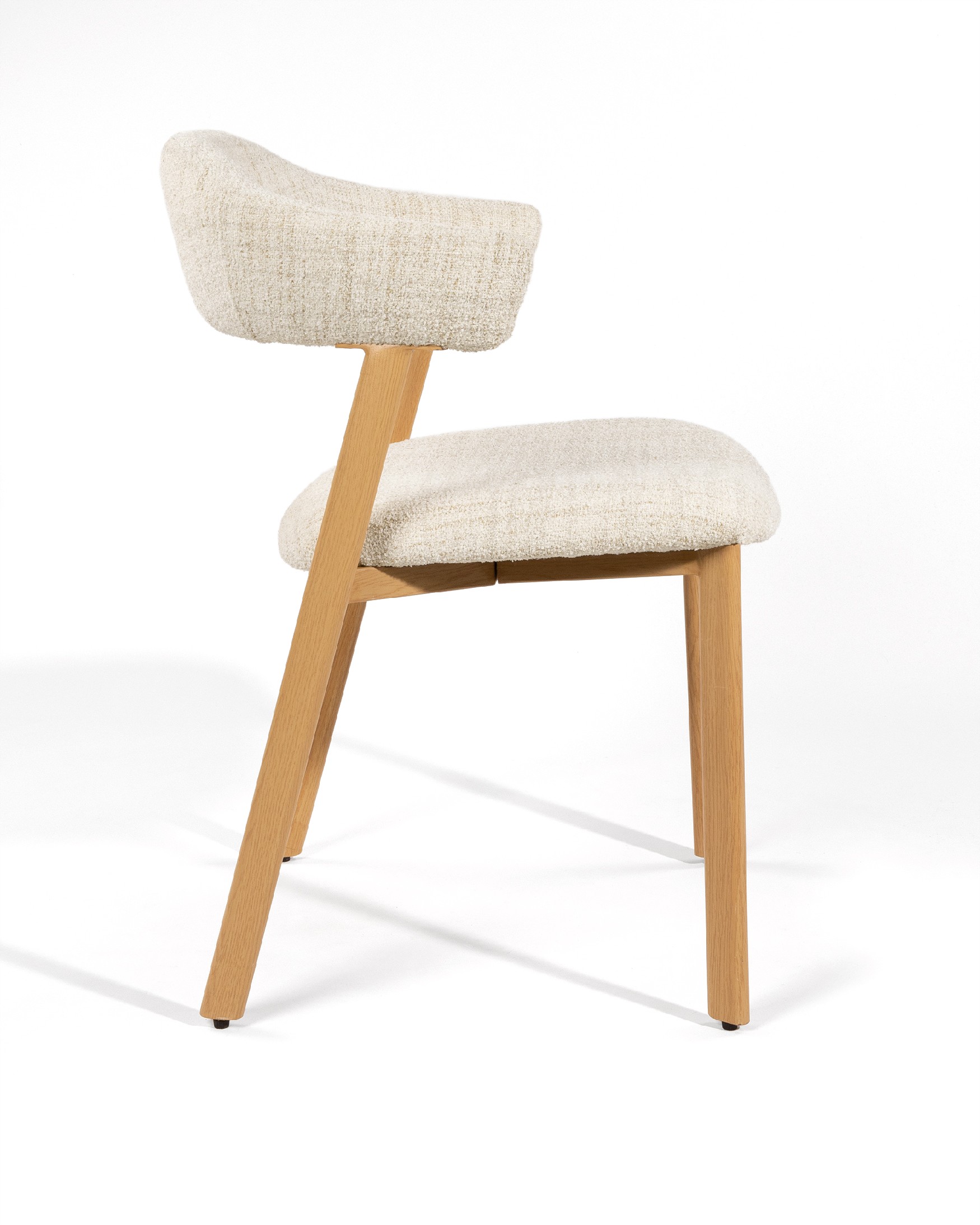 Arica chair with ivory upholstery and metal structure with wood finish