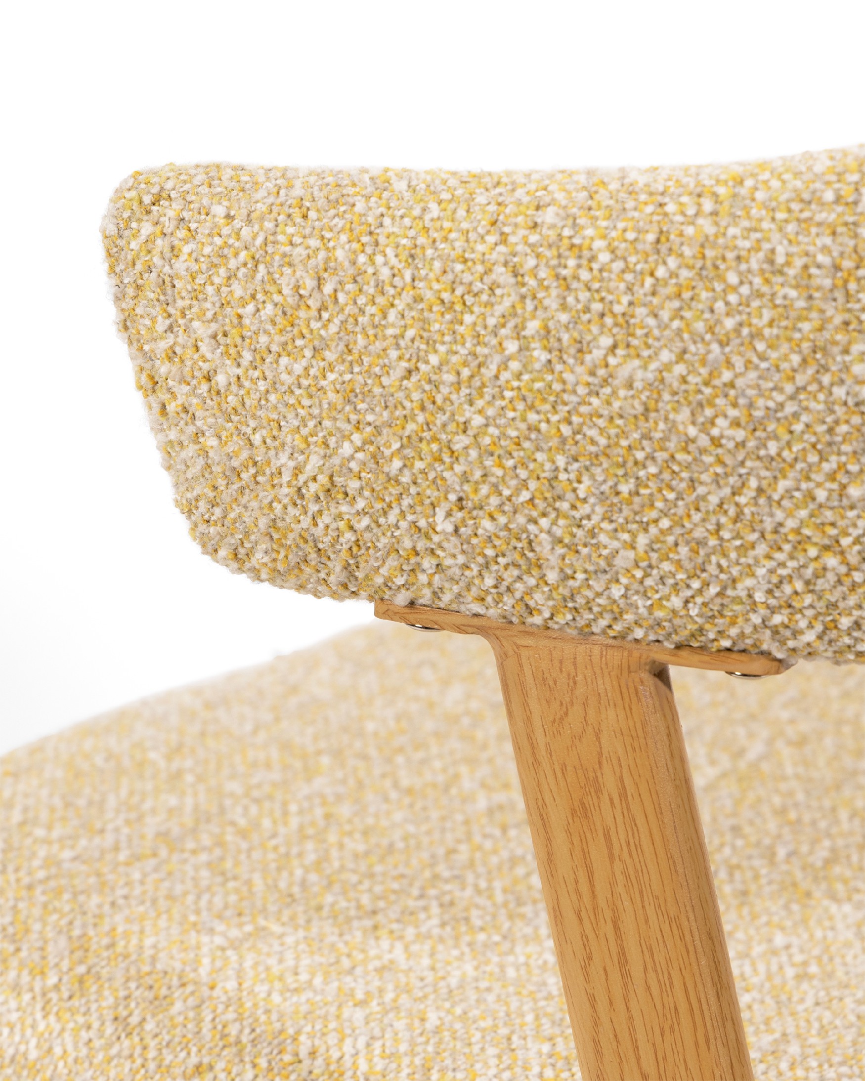Chaise Arica avec revêtement miel et structure métallique avec finition bois