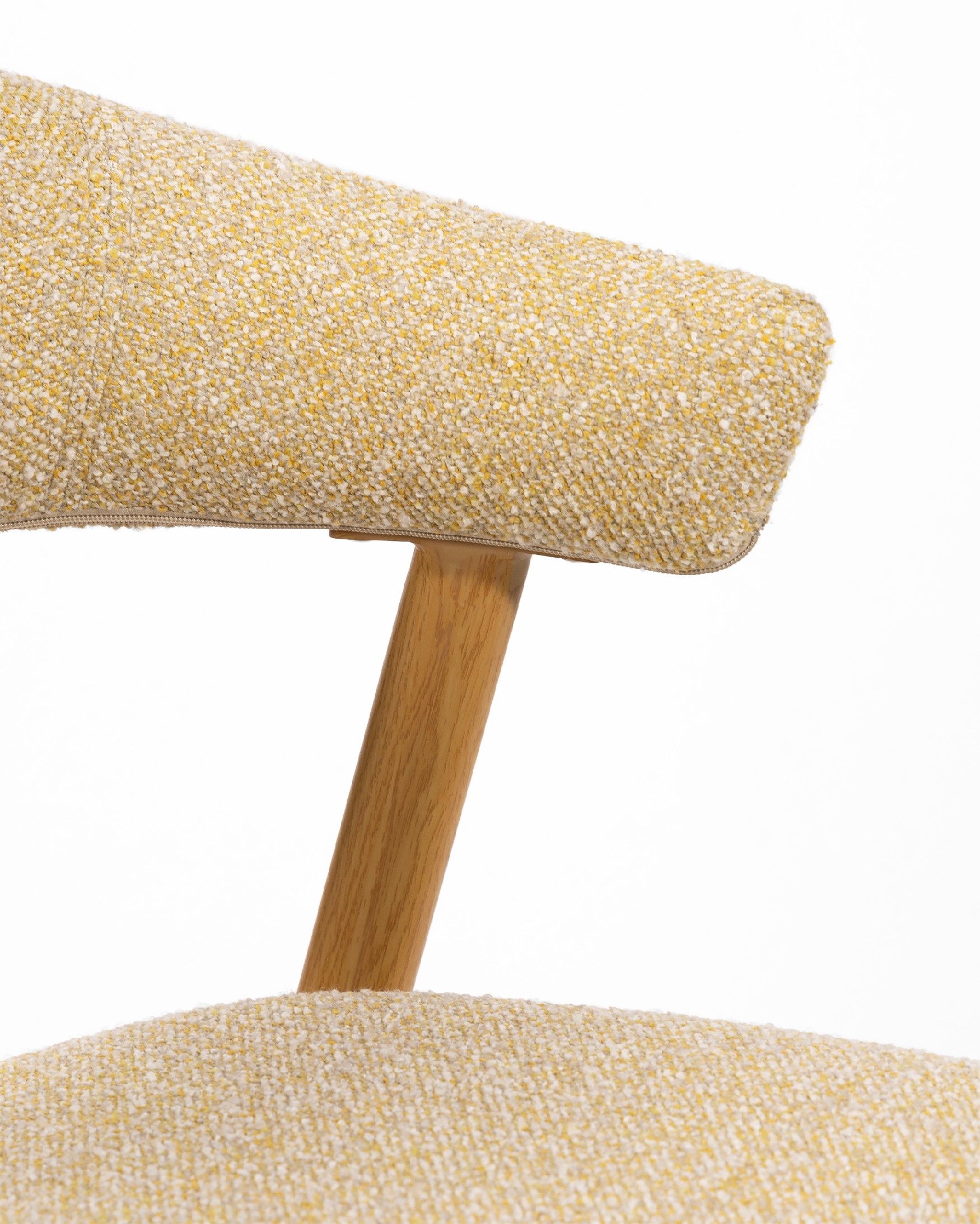 Chaise Arica avec revêtement miel et structure métallique avec finition bois