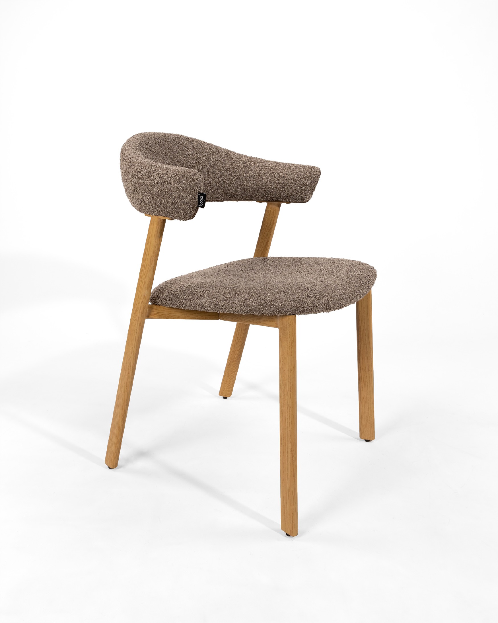 Arica chair with brown upholstery and metal structure with wood finish