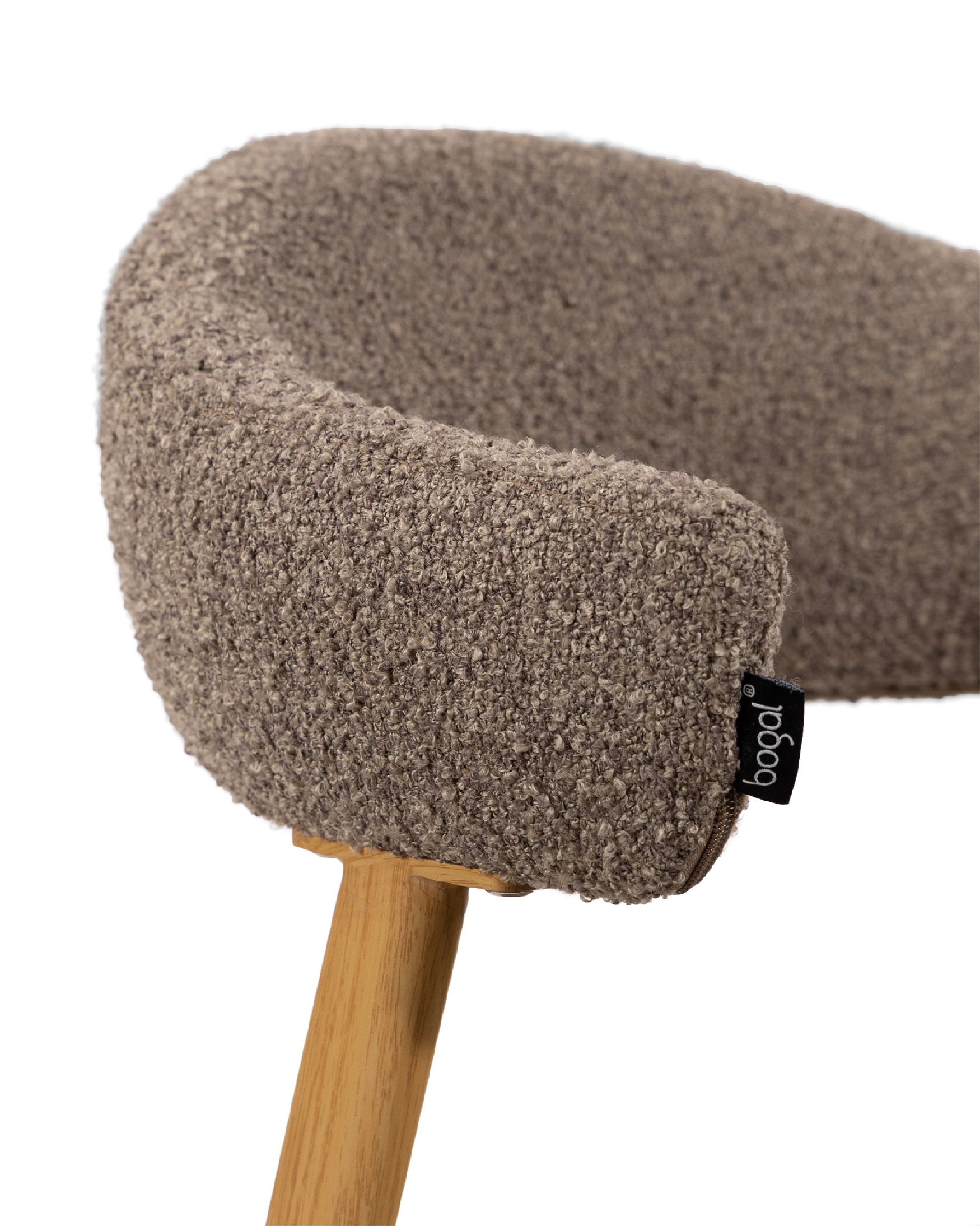 Arica chair with brown upholstery and metal structure with wood finish