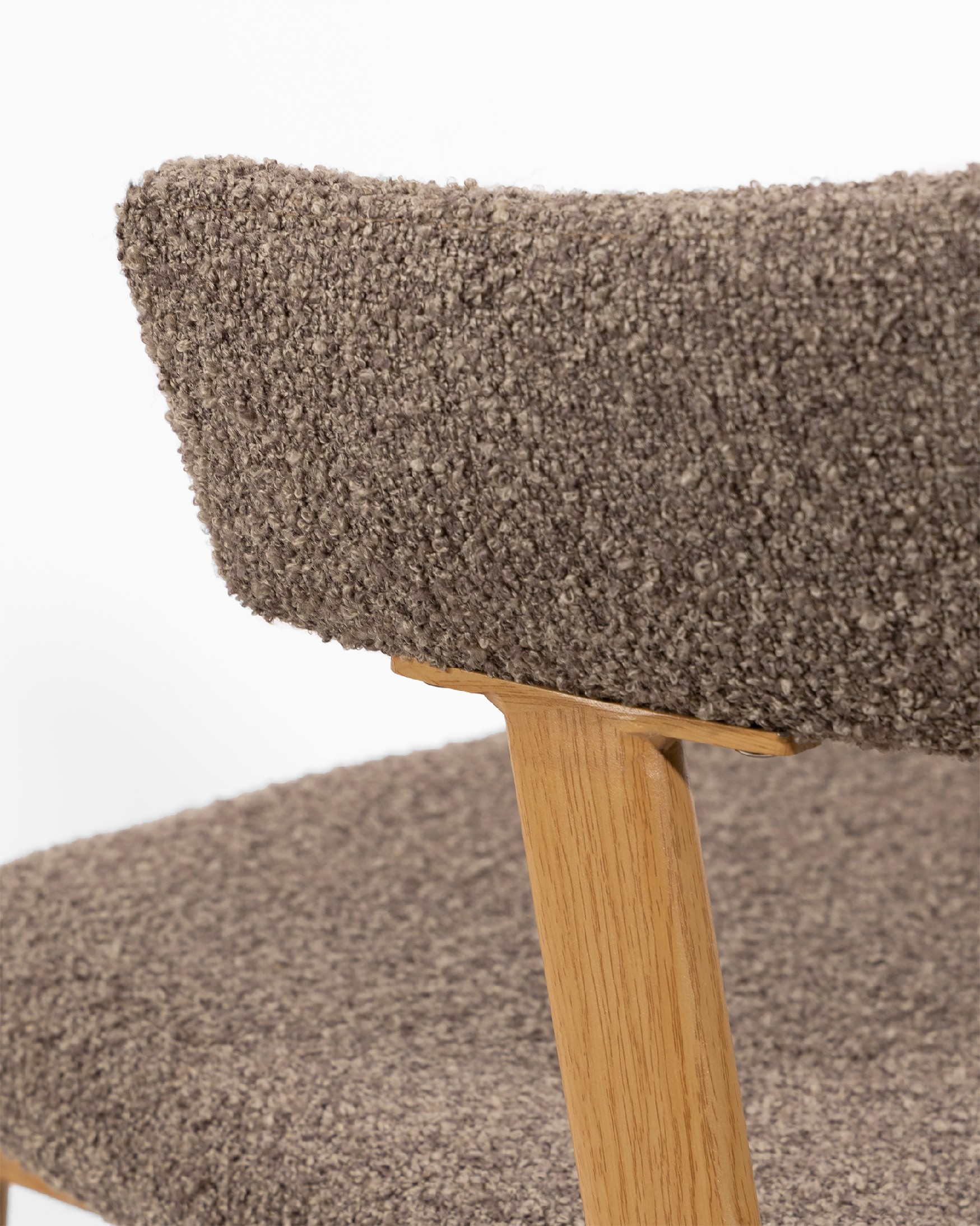 Arica chair with brown upholstery and metal structure with wood finish