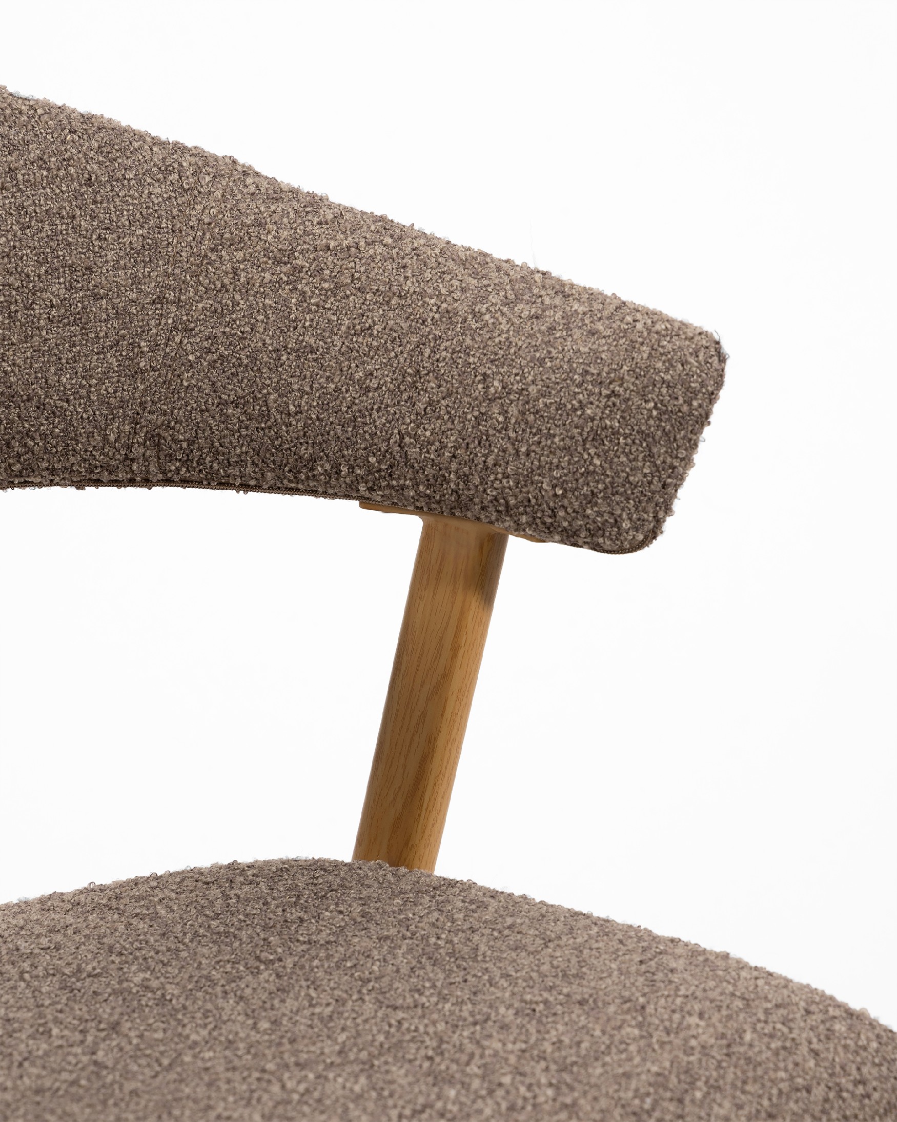 Arica chair with brown upholstery and metal structure with wood finish