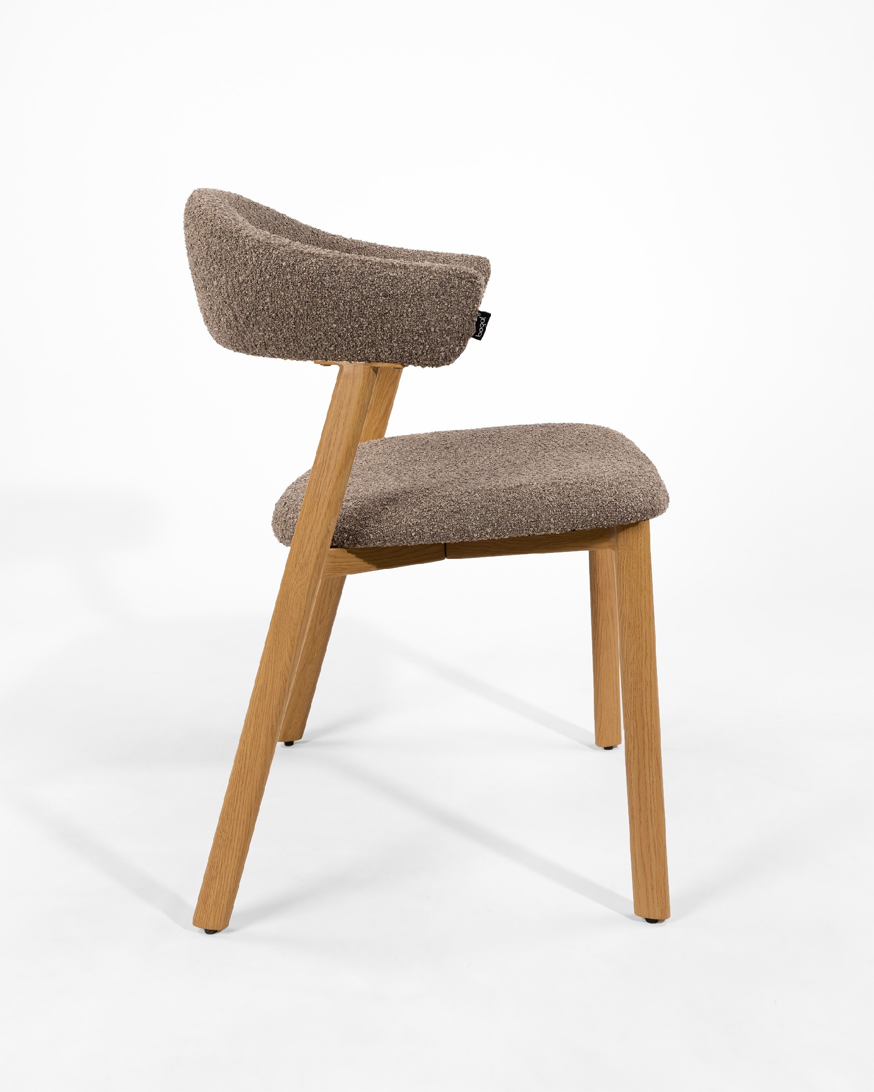 Arica chair with brown upholstery and metal structure with wood finish