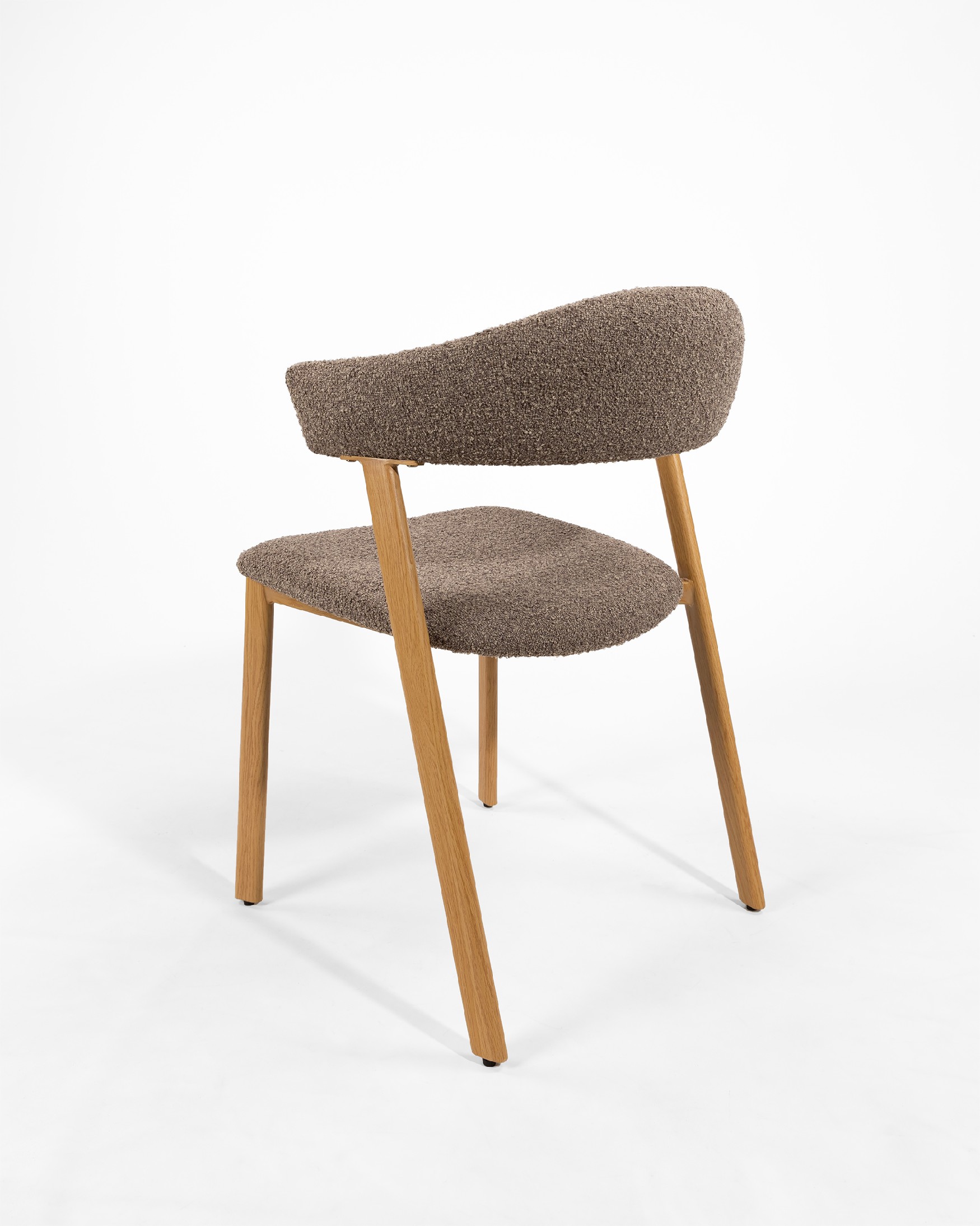 Arica chair with brown upholstery and metal structure with wood finish