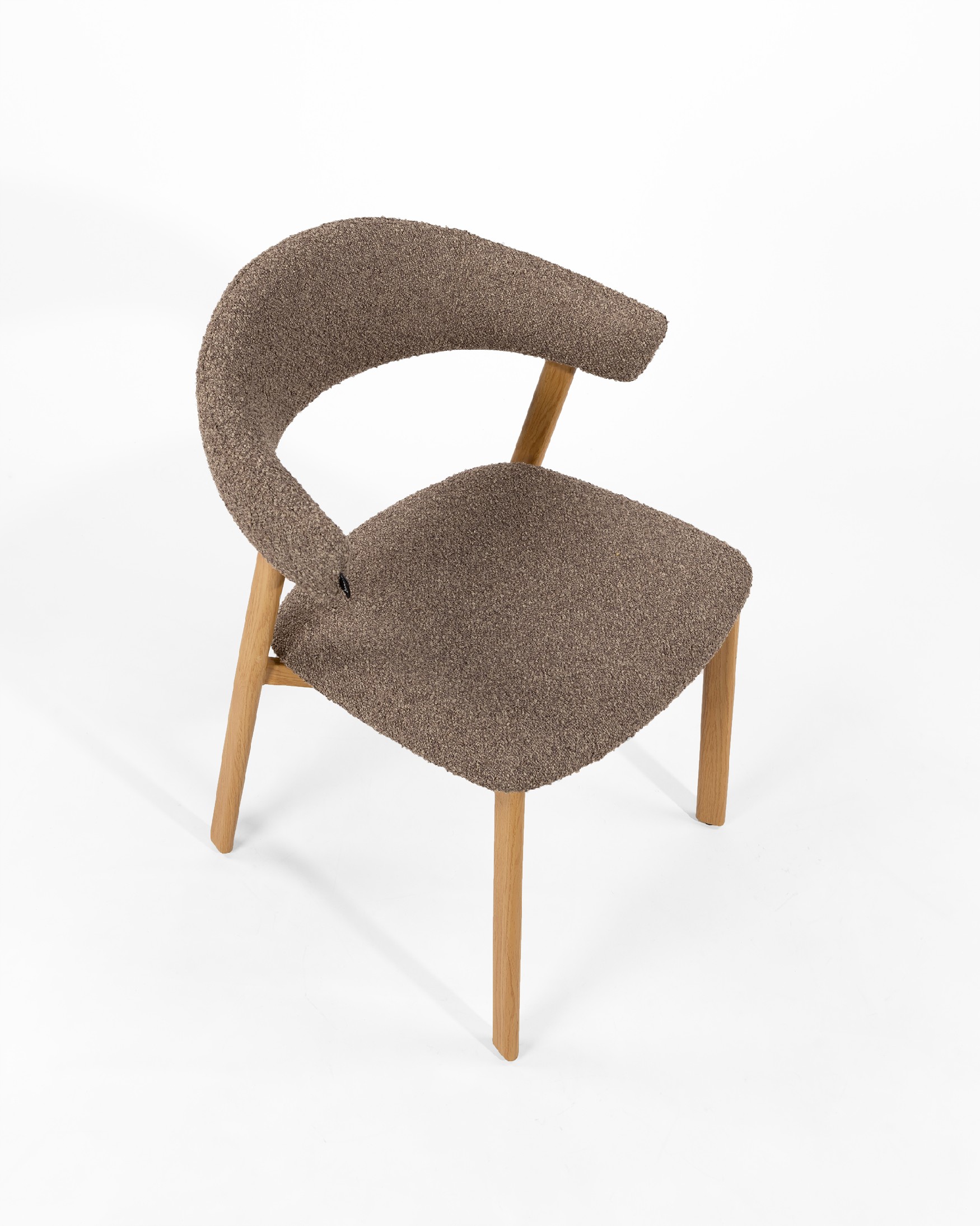 Arica chair with brown upholstery and metal structure with wood finish