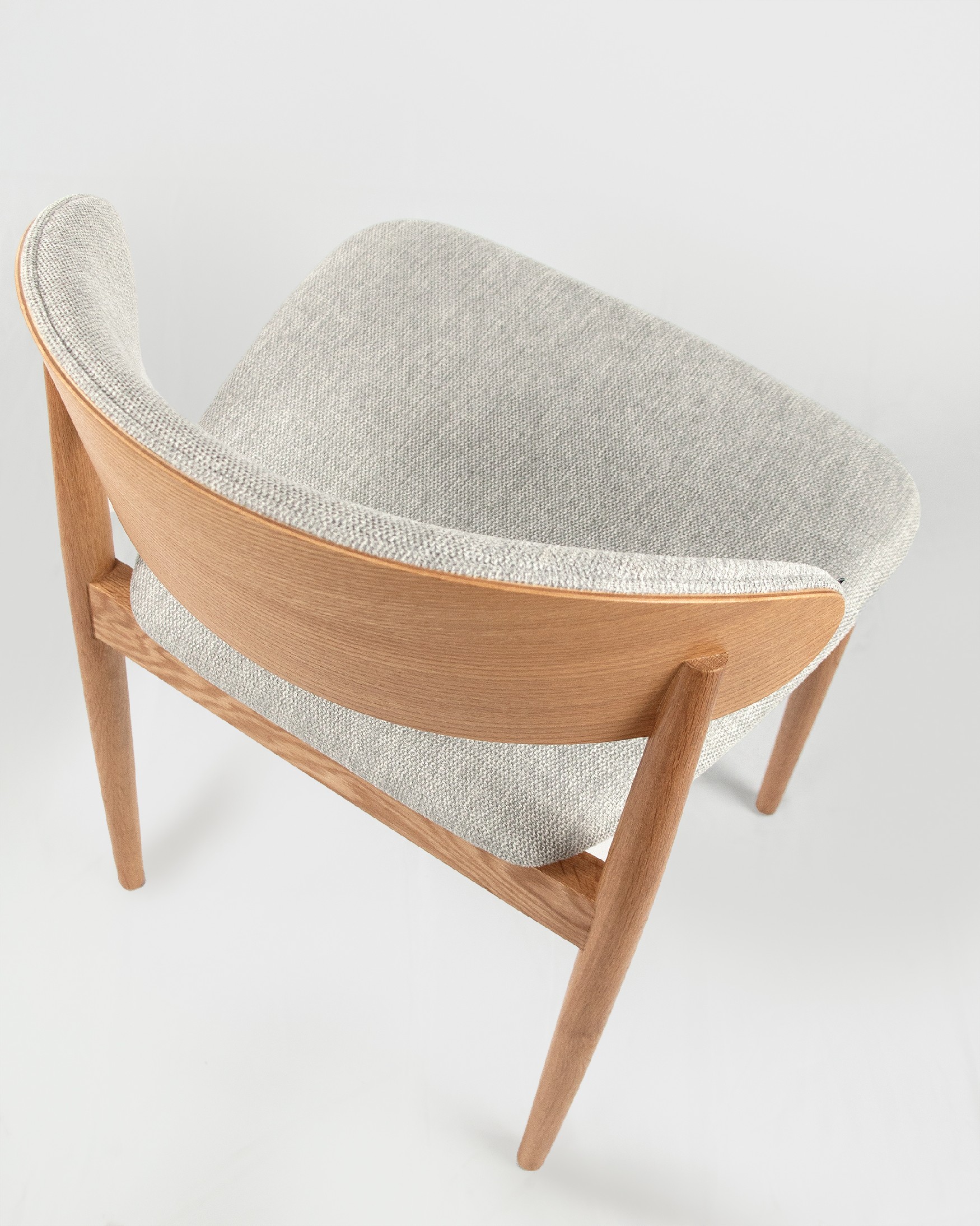 Silla Ariel con tapizado gris y estructura roble natural