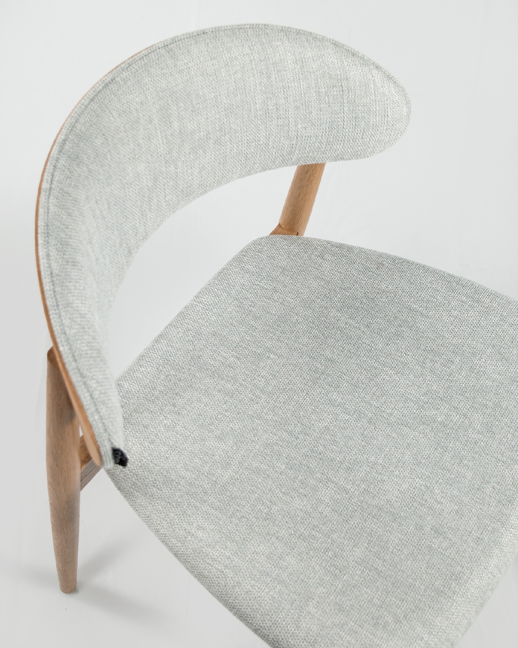 Silla Ariel con tapizado gris y estructura roble natural