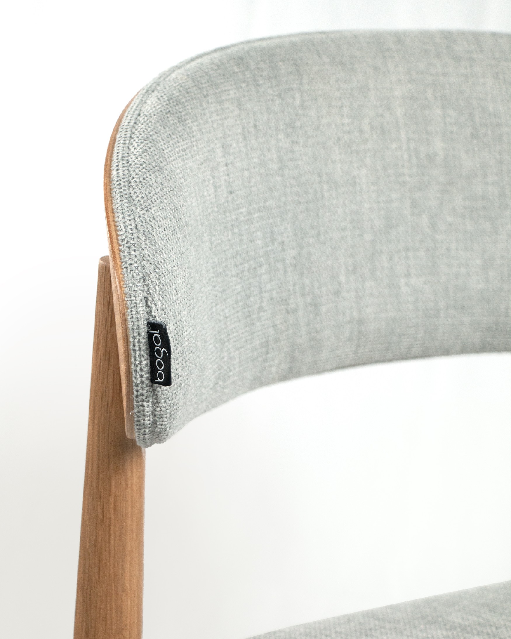 Silla Ariel con tapizado gris y estructura roble natural