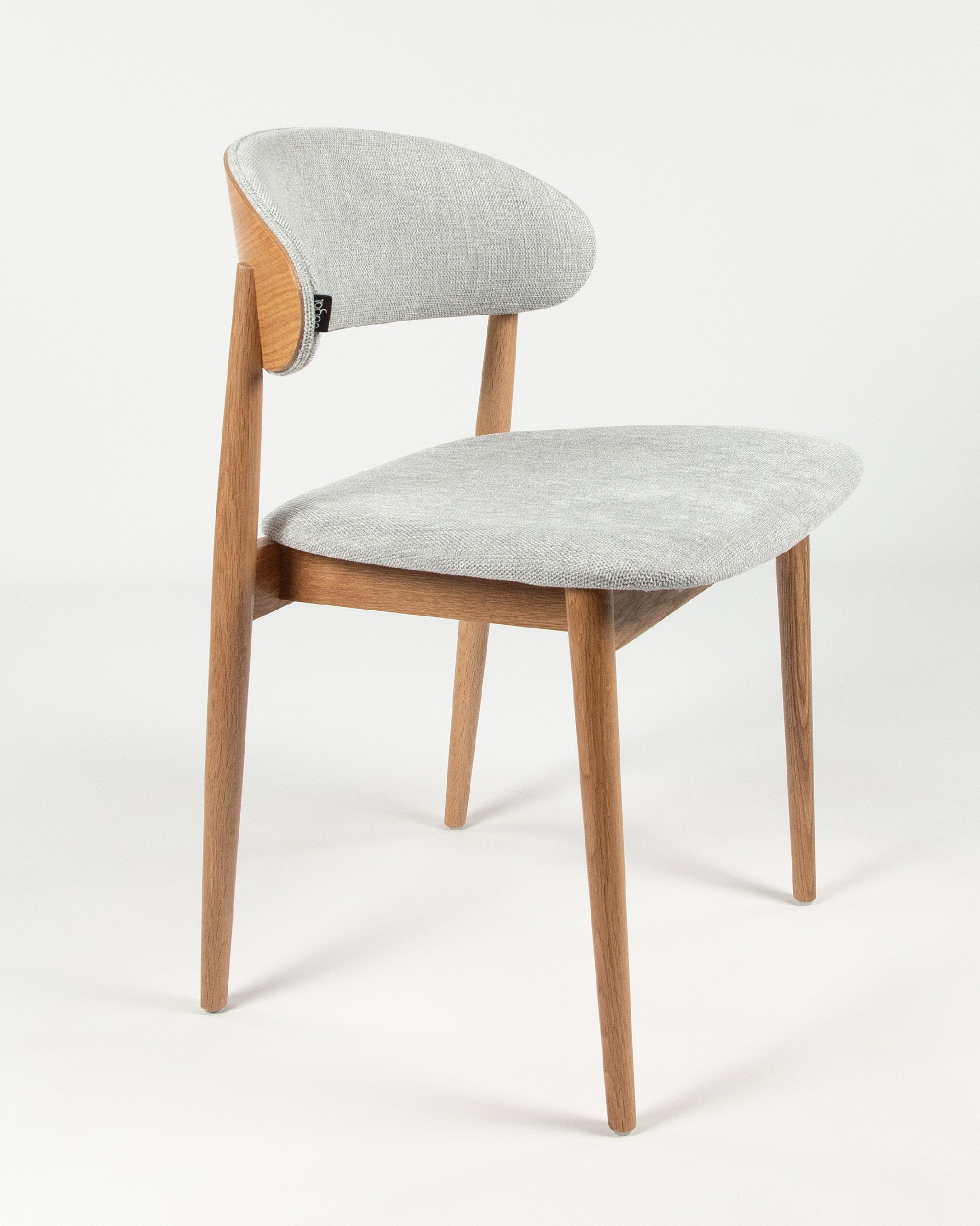Silla Ariel con tapizado gris y estructura roble natural