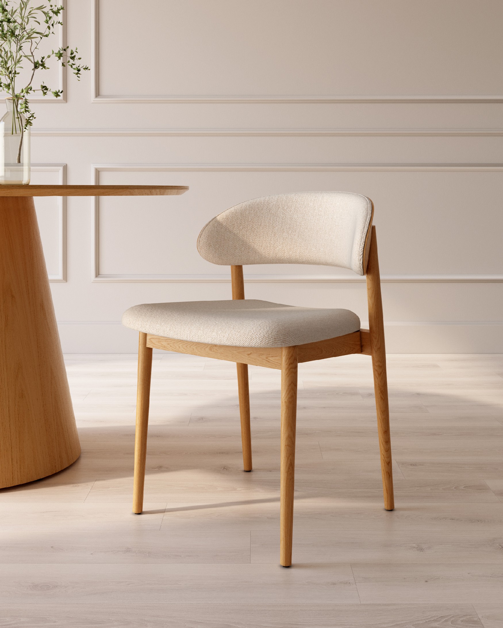 Chaise Ariel avec un revêtement nacre et une structure en chêne naturel