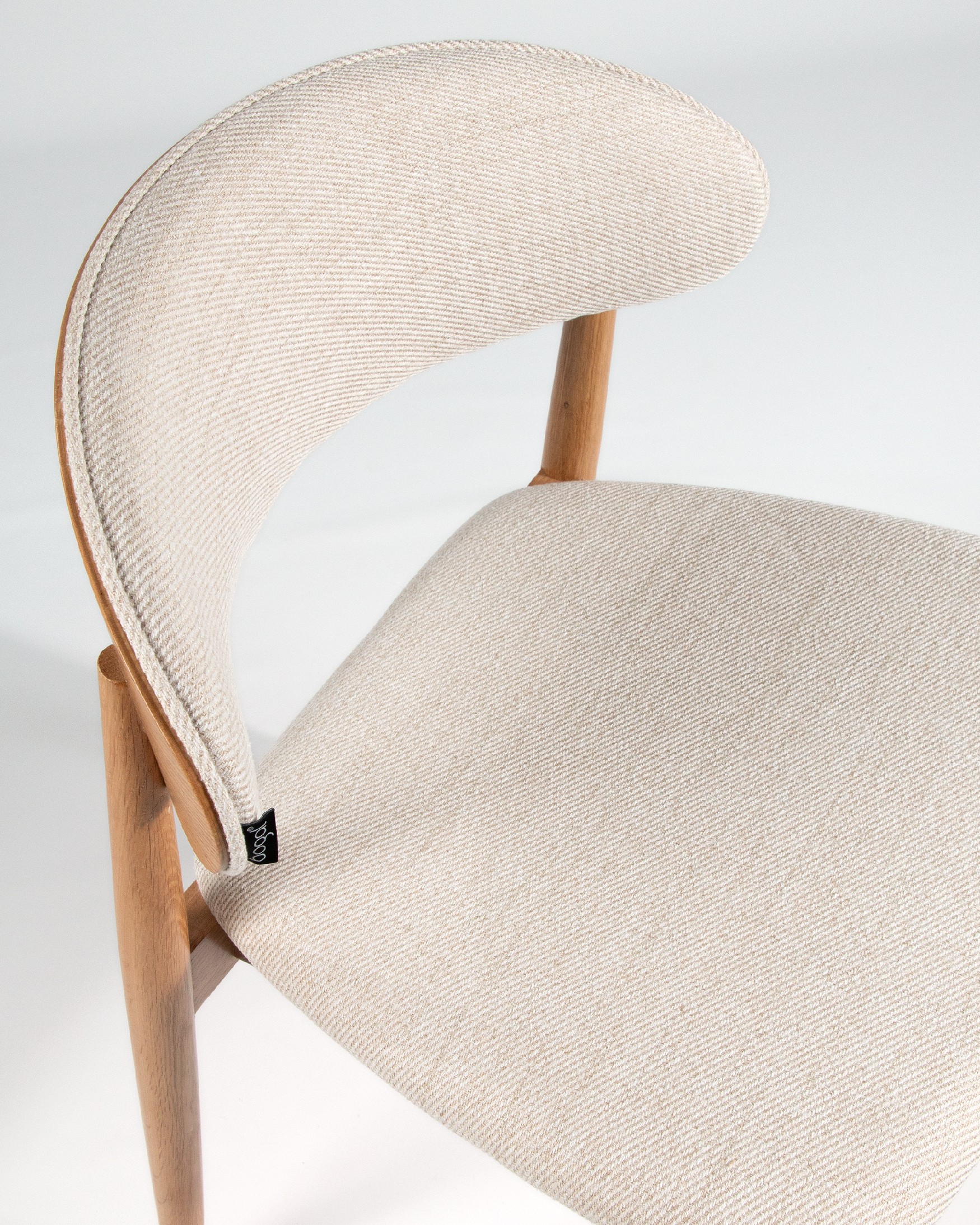 Chaise Ariel avec un revêtement nacre et une structure en chêne naturel