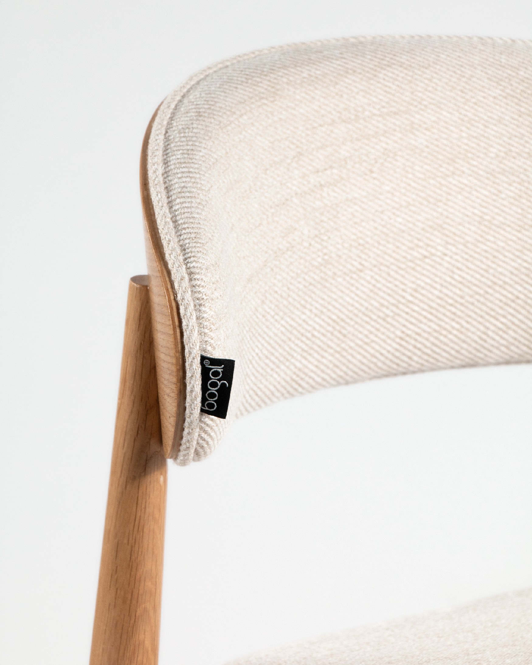 Chaise Ariel avec un revêtement nacre et une structure en chêne naturel
