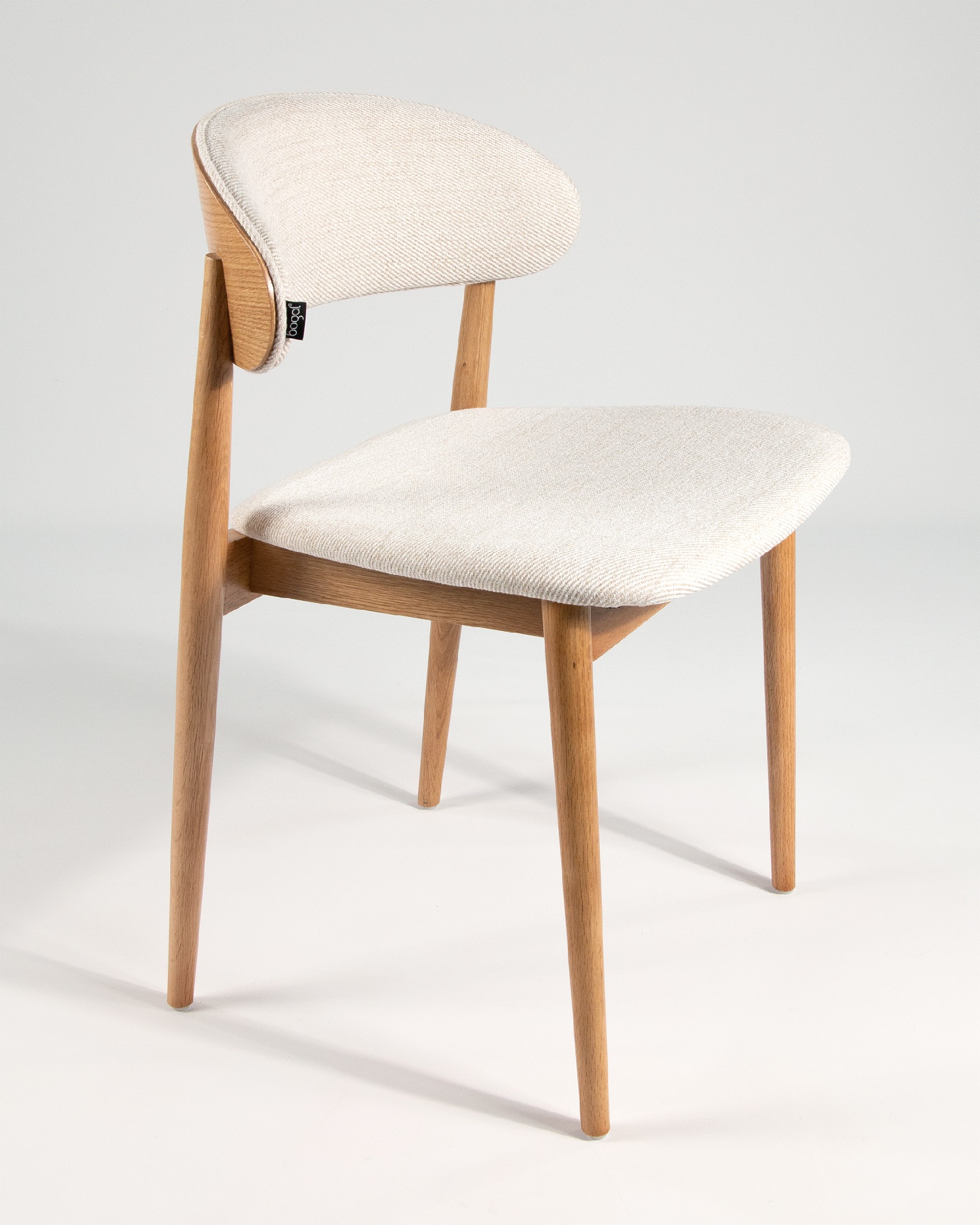 Chaise Ariel avec un revêtement nacre et une structure en chêne naturel
