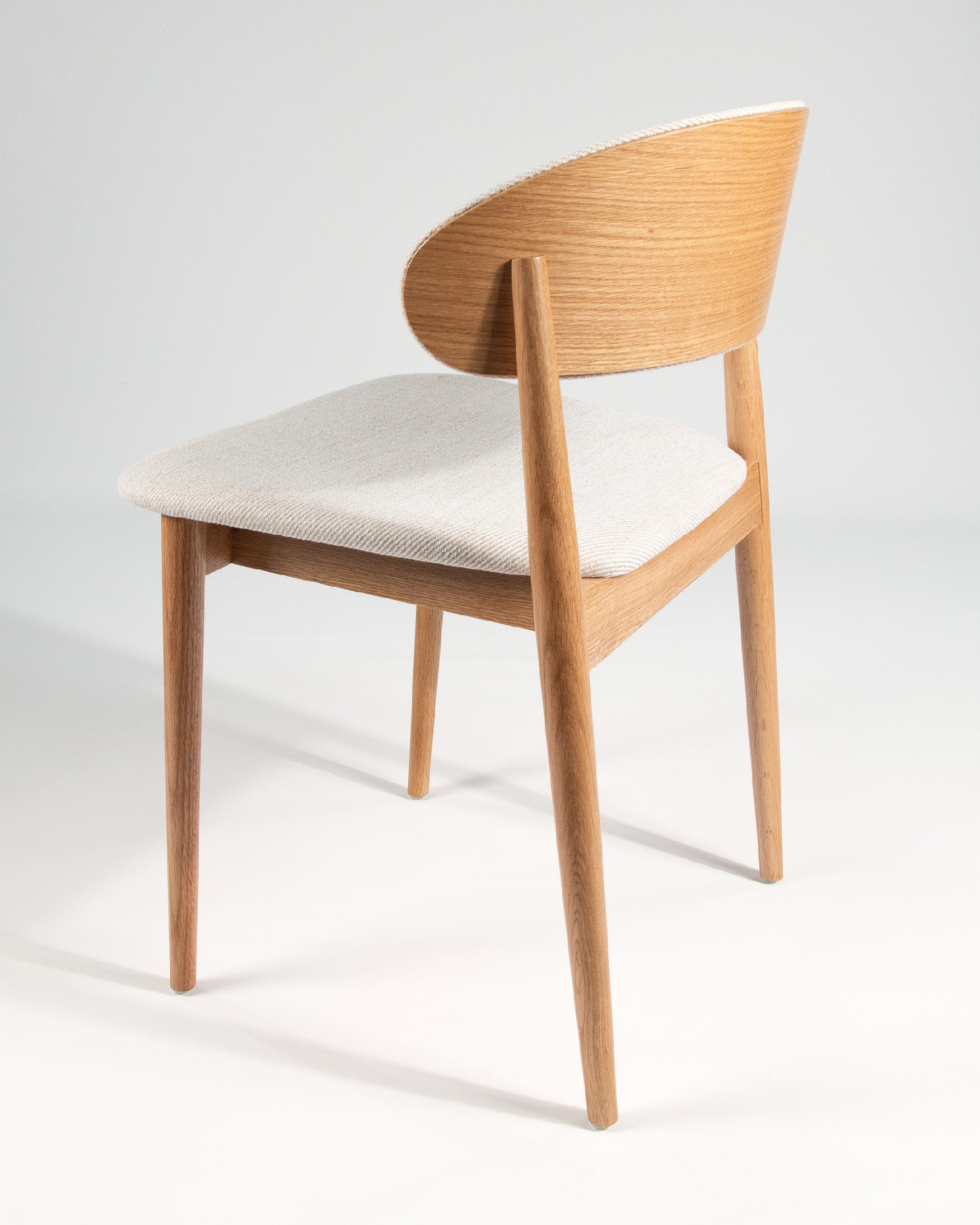 Chaise Ariel avec un revêtement nacre et une structure en chêne naturel