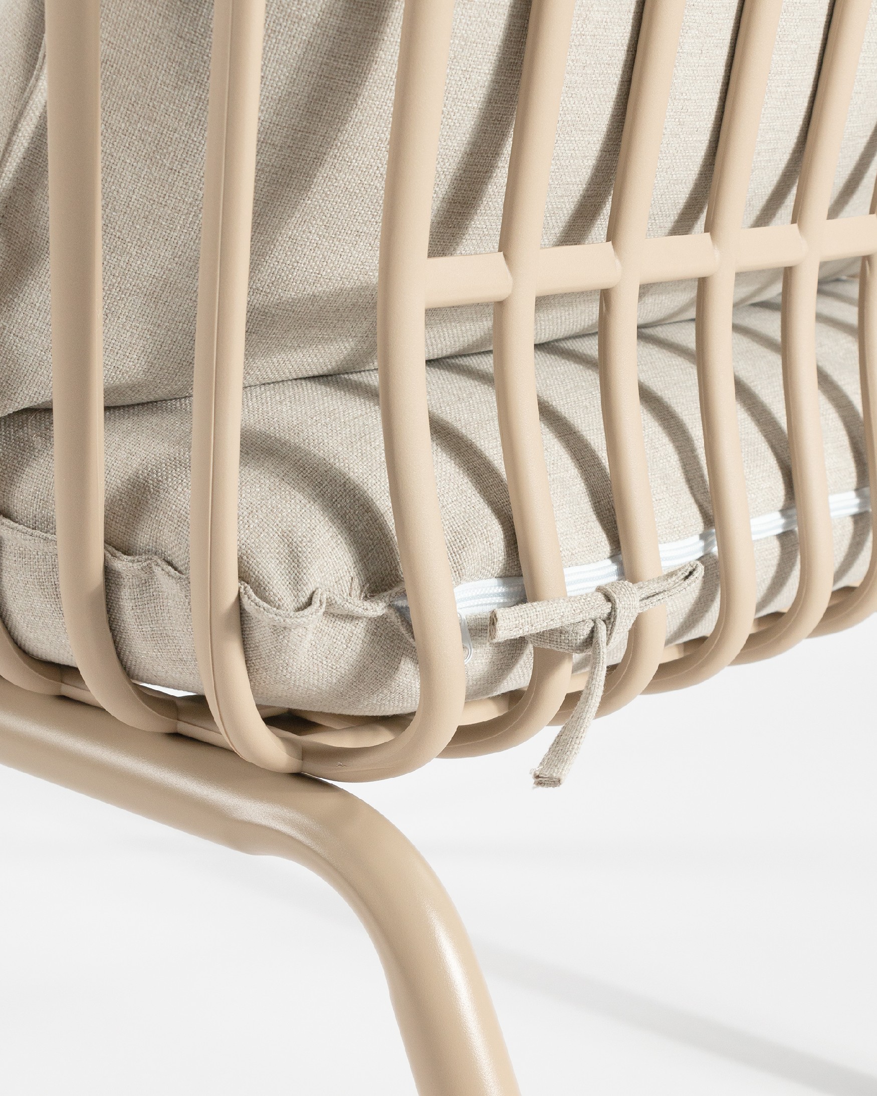 Aruba 2-seater armchair made of polypropylene and sand metal legs