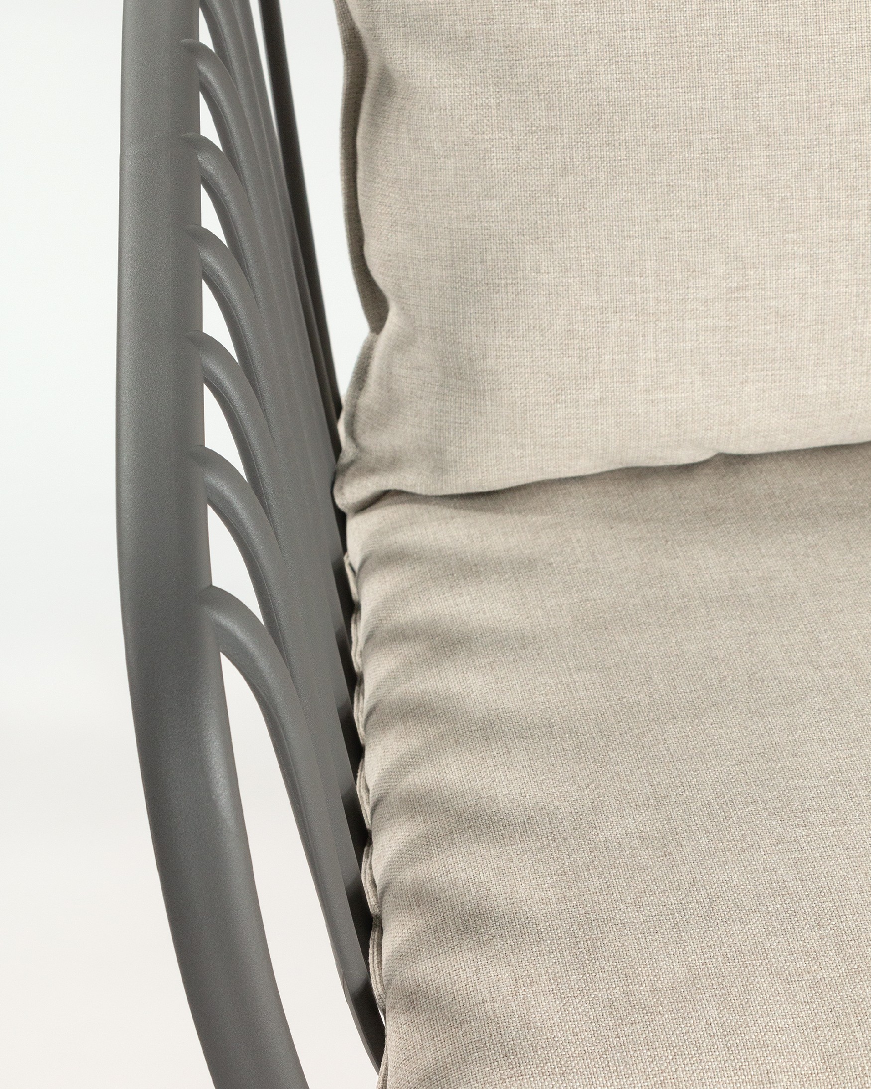 Aruba 2-seater armchair made of polypropylene and graphite metal legs