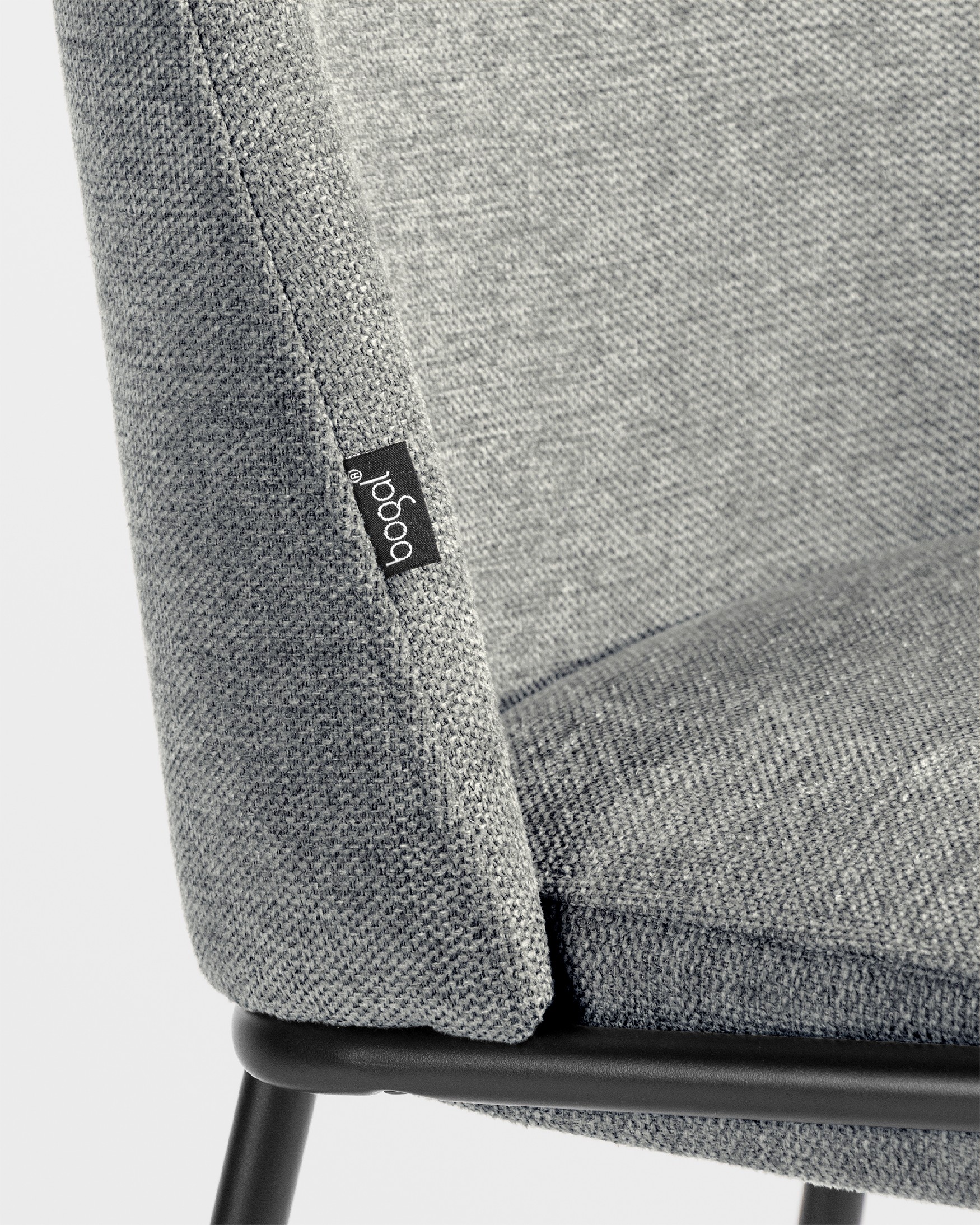 Chaise Atlanta avec tapisserie grise et pieds métalliques noirs