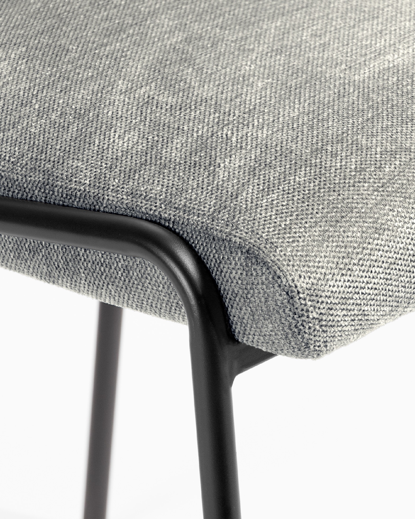 Chaise Atlanta avec tapisserie grise et pieds métalliques noirs