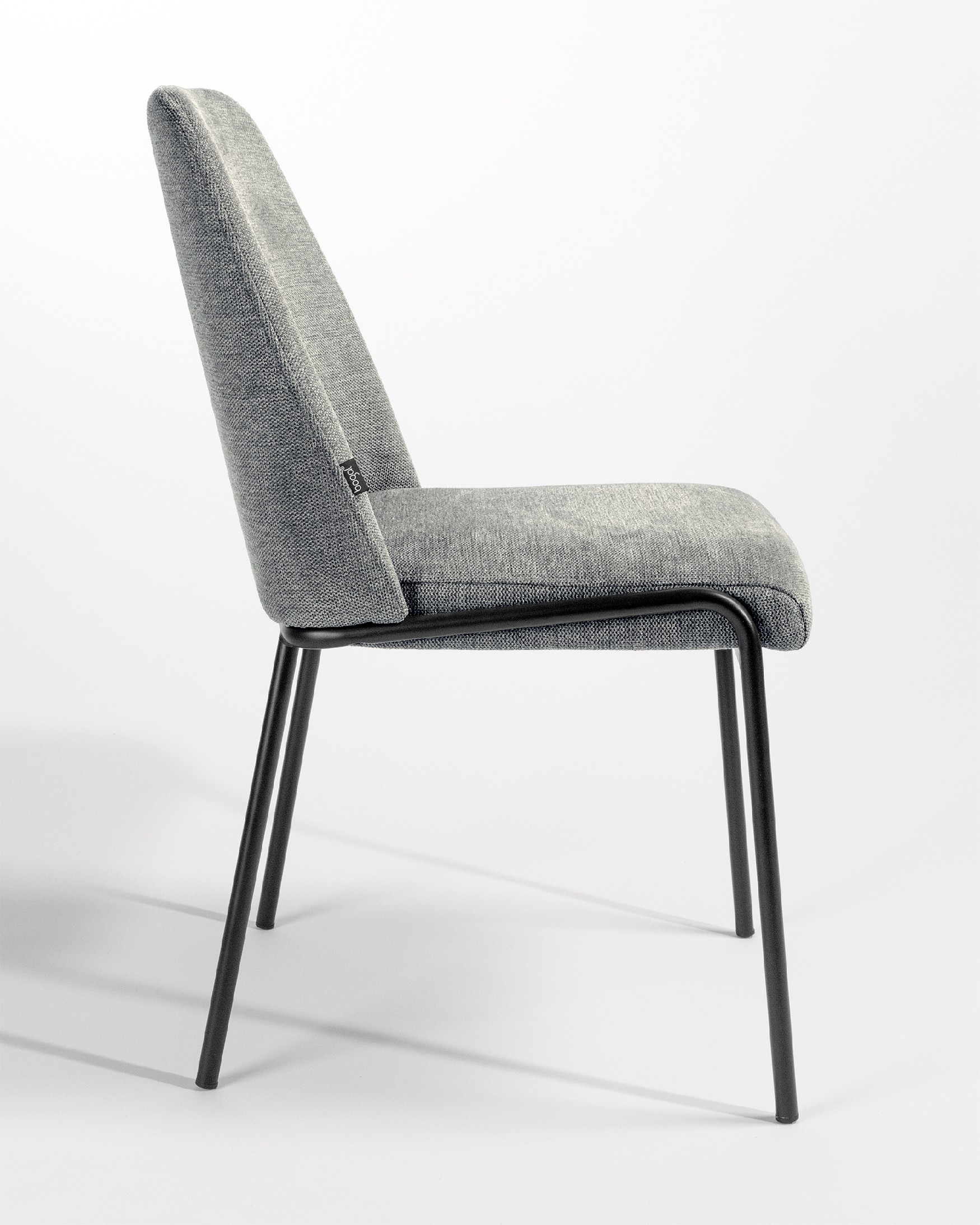 Chaise Atlanta avec tapisserie grise et pieds métalliques noirs