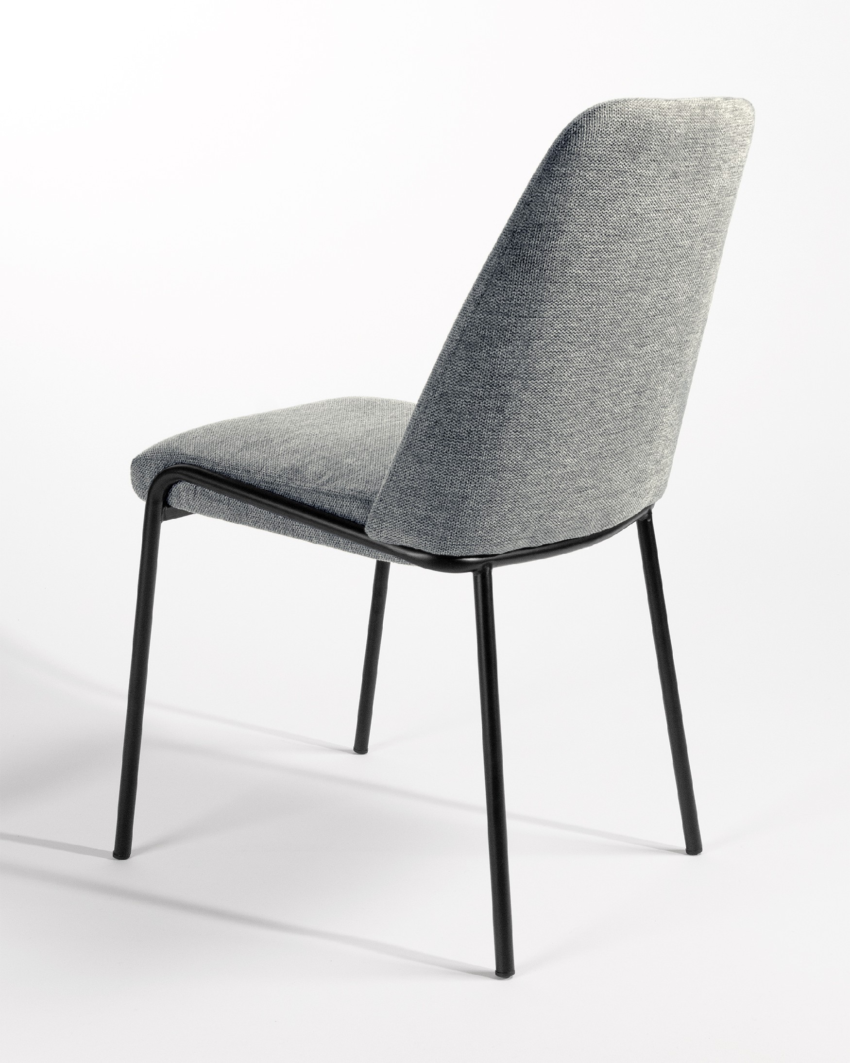 Chaise Atlanta avec tapisserie grise et pieds métalliques noirs