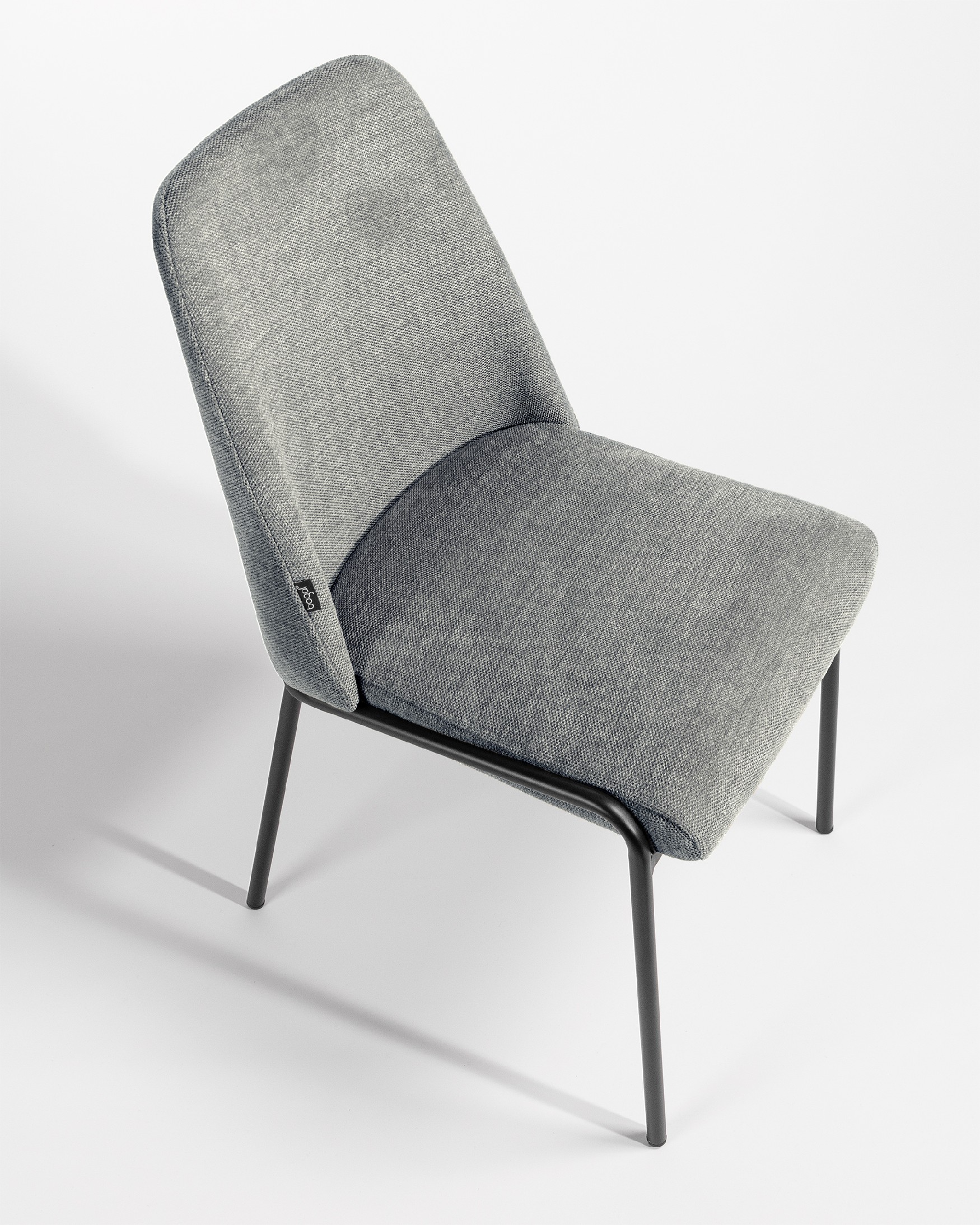 Chaise Atlanta avec tapisserie grise et pieds métalliques noirs