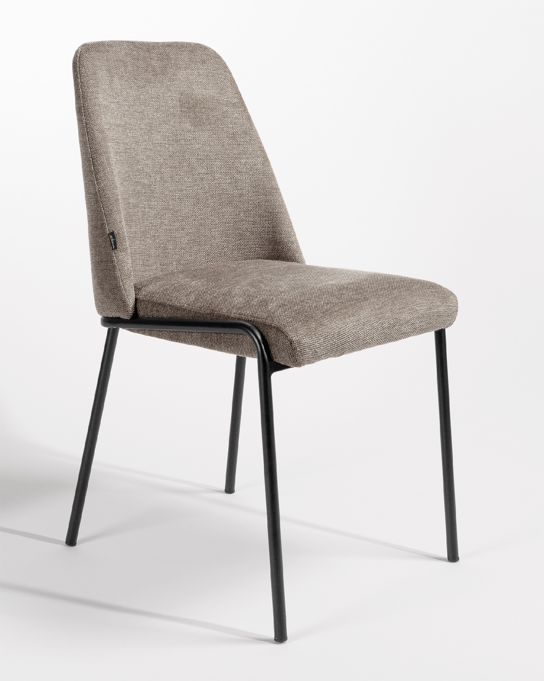 Silla Atlanta con tapizado marrón y patas metálicas negras