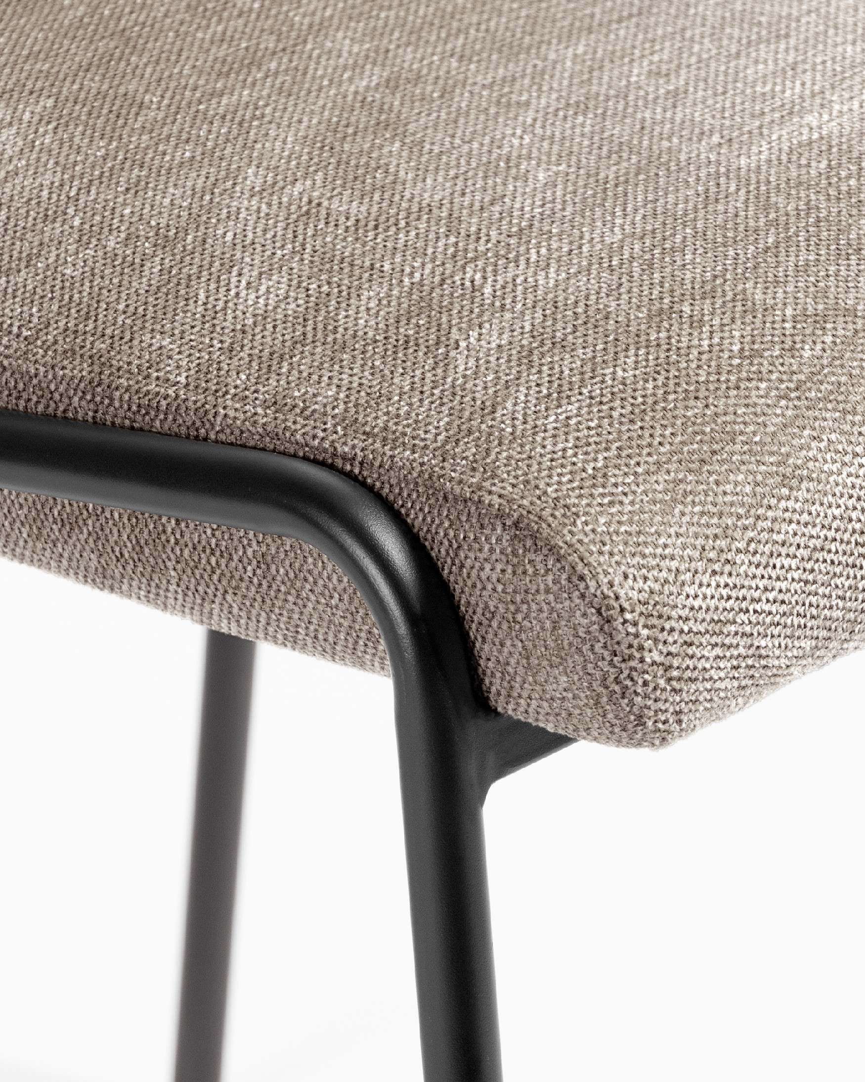 Silla Atlanta con tapizado marrón y patas metálicas negras