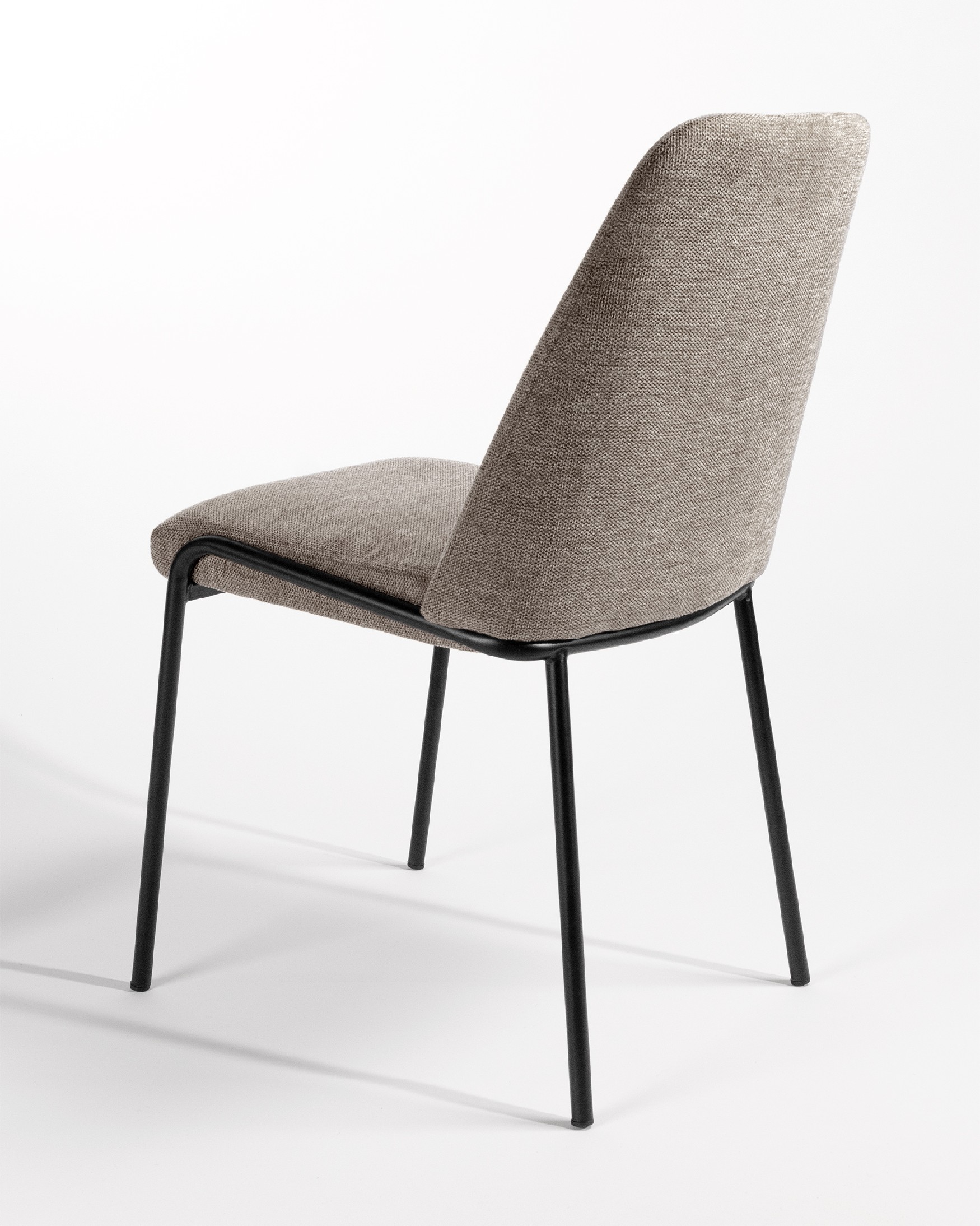 Silla Atlanta con tapizado marrón y patas metálicas negras