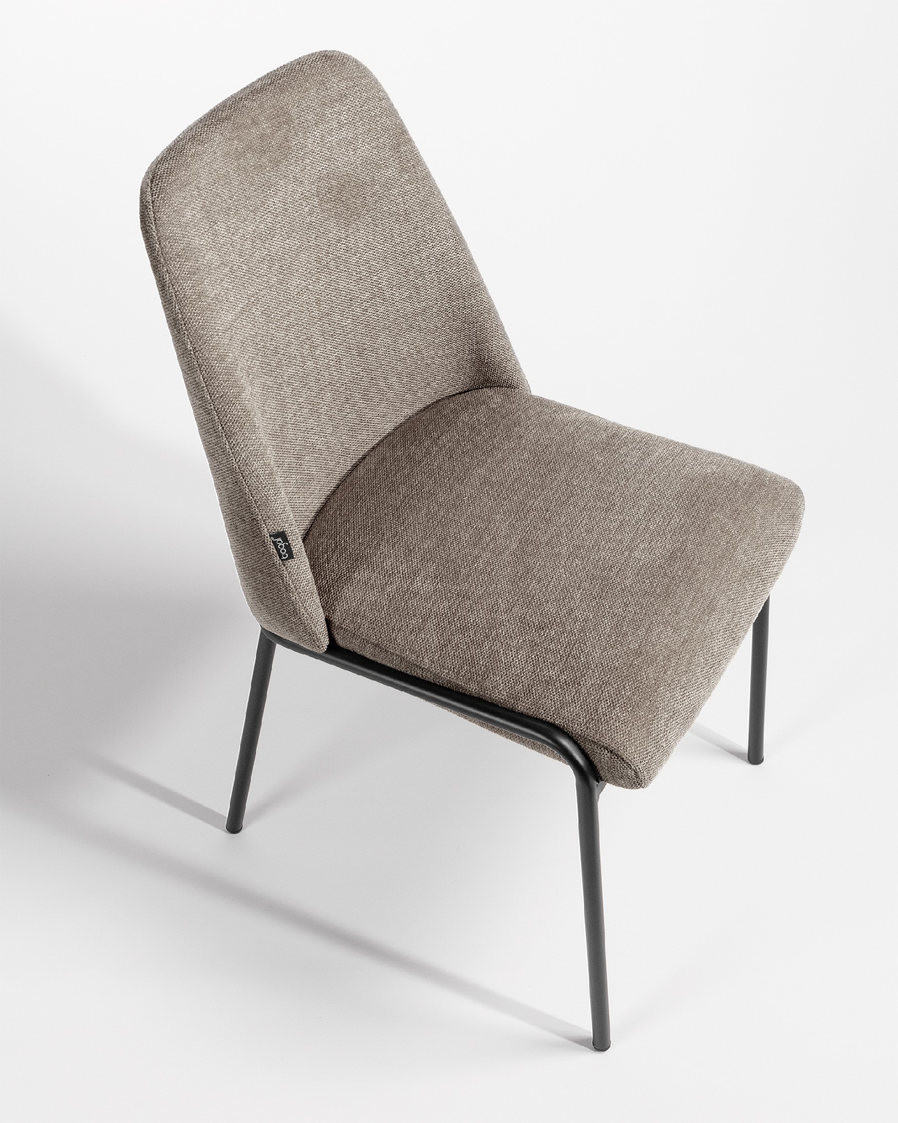 Silla Atlanta con tapizado marrón y patas metálicas negras