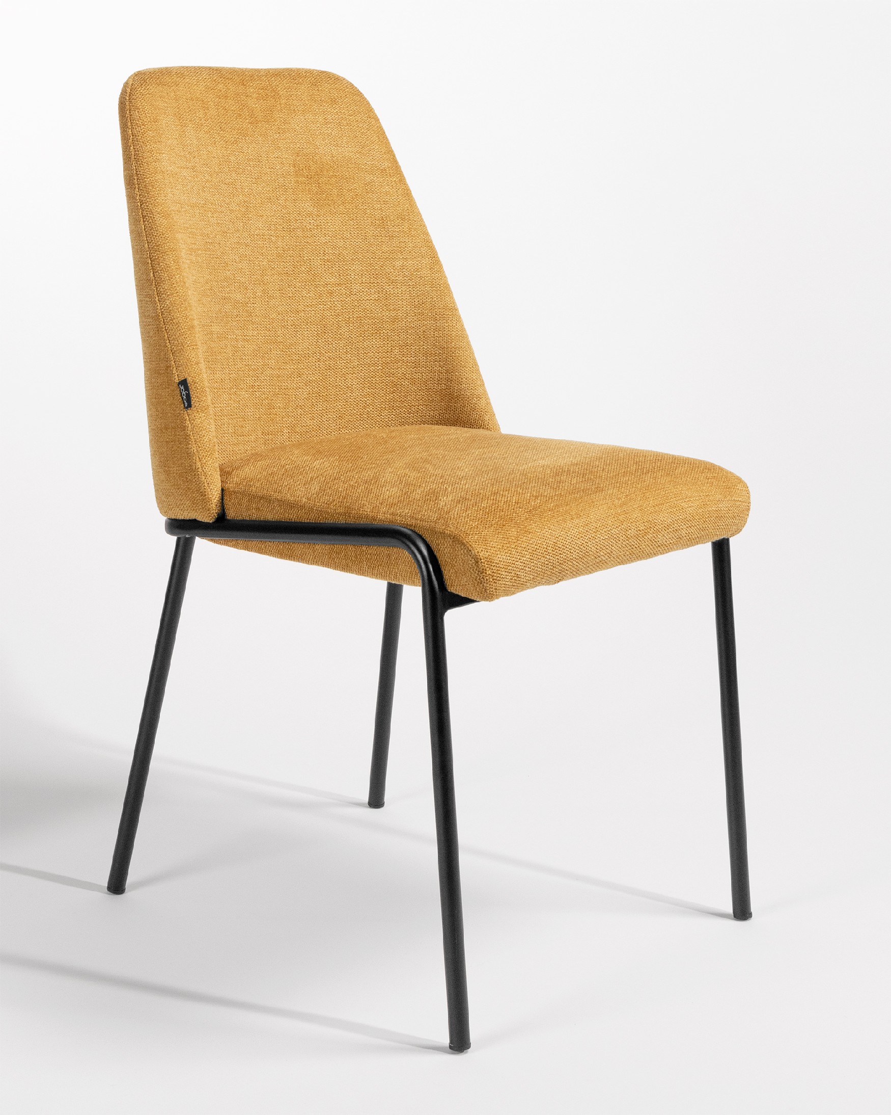 Silla Atlanta con tapizado mostaza y patas metálicas negras