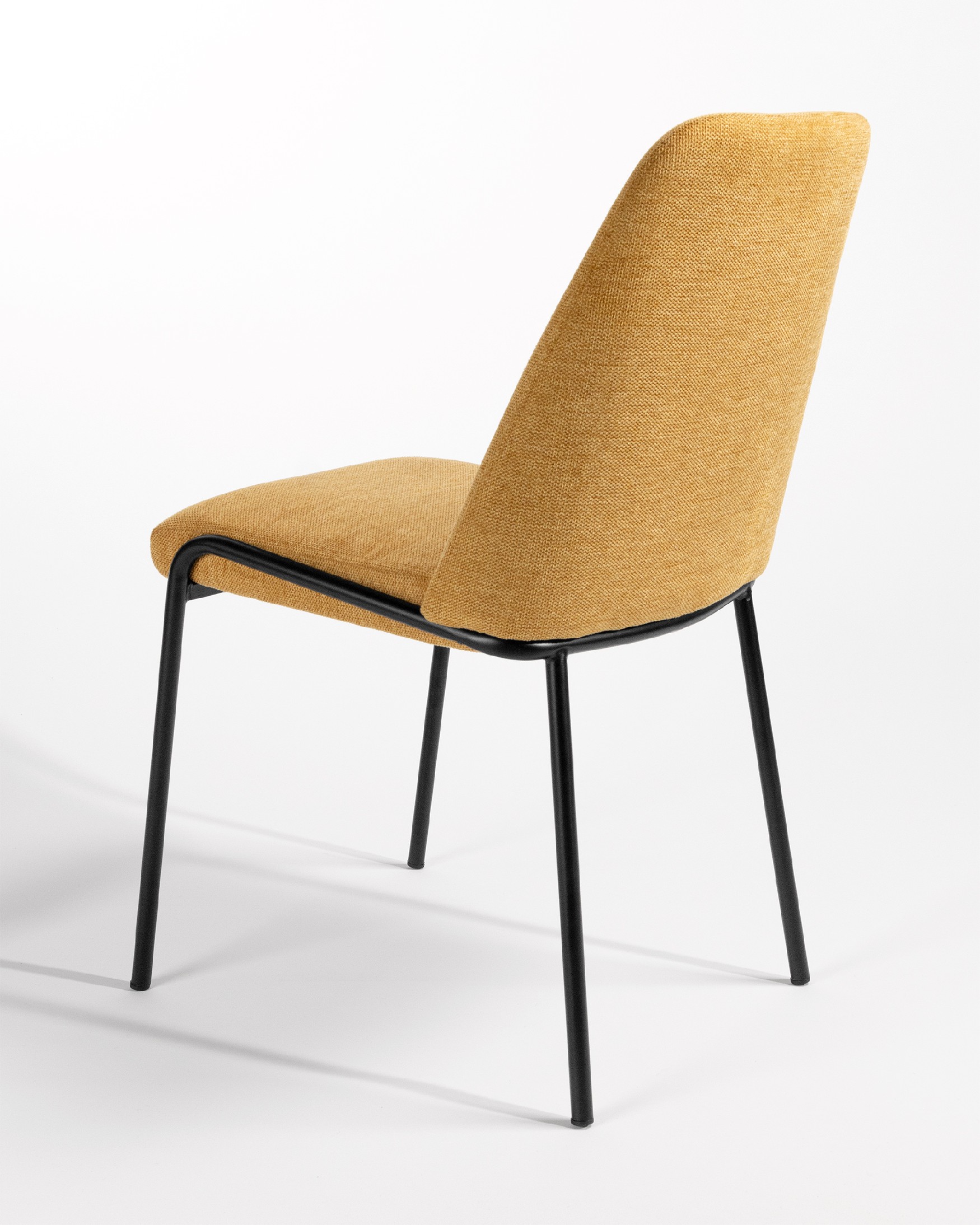 Silla Atlanta con tapizado mostaza y patas metálicas negras