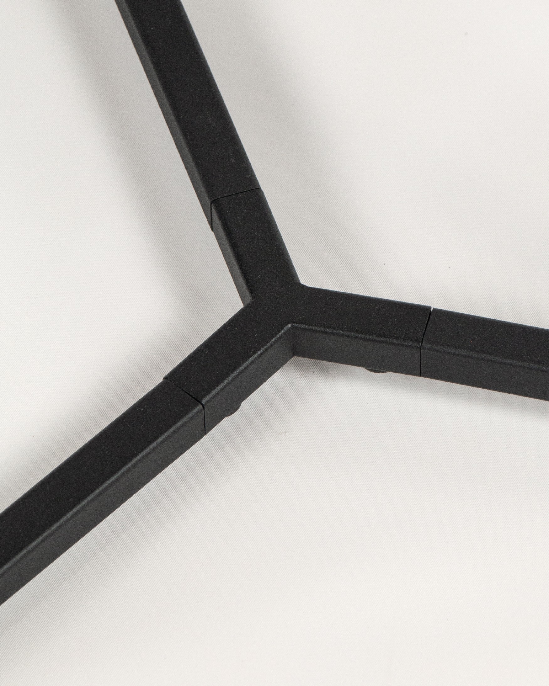 Table d'appoint Austral ronde avec plateau en chêne naturel et structure métallique noire Ø 45 cm